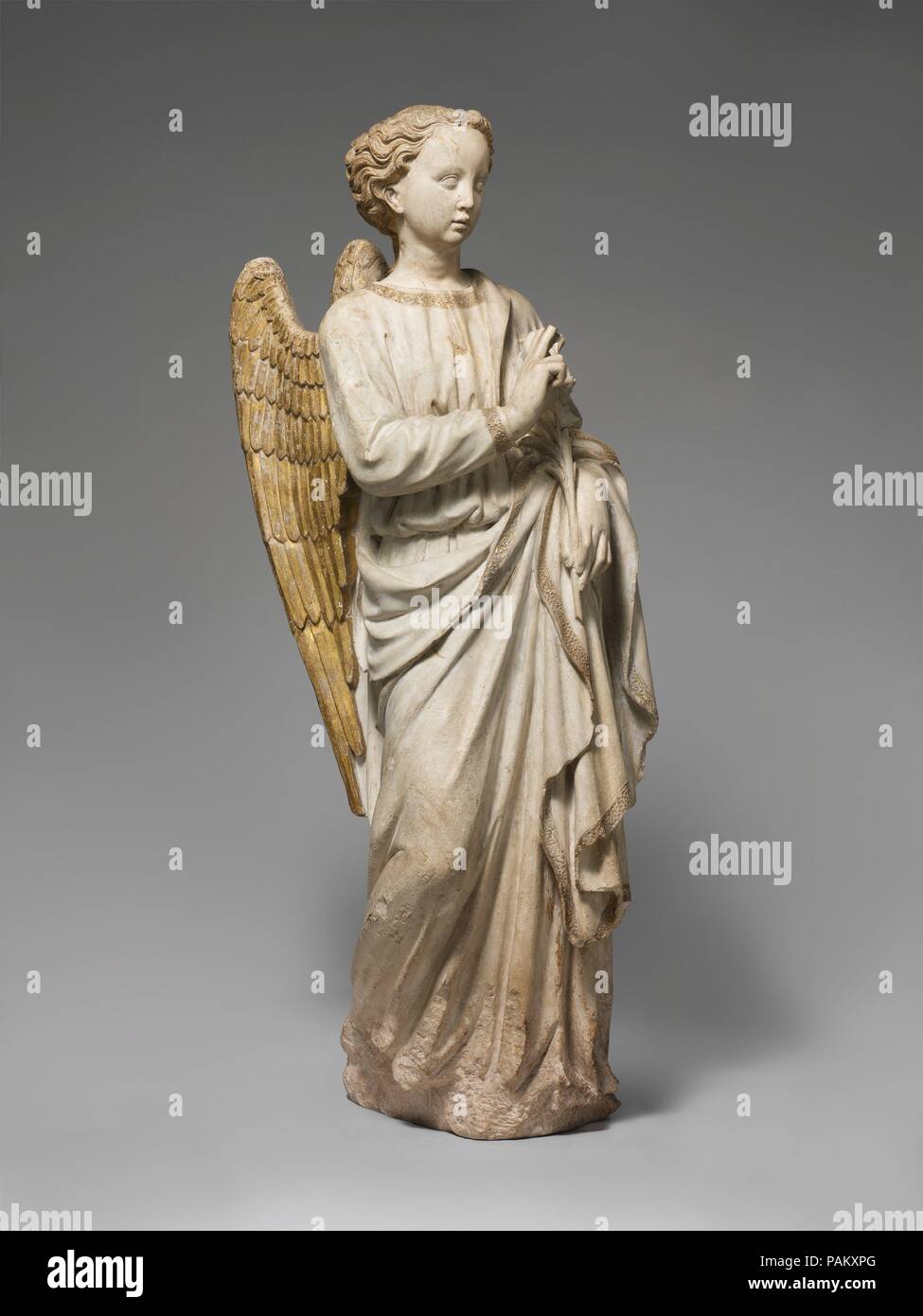 Angelo Annunziante. Cultura: Italiano. Dimensioni: complessivo: 37 1/2 x 14 3/4 in., 155lb. (95,3 x 37,5 cm, 70307.5g). Data: 1430-40. Questa immagine di arcangelo Gabriele è stato originariamente abbinato con una raffigurazione della Vergine Maria, che egli gli indirizzi. Anche se il suo oggetto è imminente nascita, può una volta che hanno decorato una tomba. A Venezia e a Verona, la zona da cui questa scultura proviene un numero di tombe intatte includono un angelo annunziante e la Vergine in corrispondenza di entrambi i lati, emblematico della storia Cristiana della salvezza attraverso Gesù. Museo: Metropolitan Museum of Art di New York, Stati Uniti d'America. Foto Stock