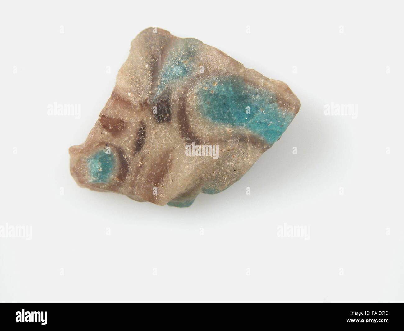 Frammento di vetro da una nave. Cultura: copto. Dimensioni: complessivo: 13/16 x 9/16 x 1/4 in. (2 x 1,5 x 0,6 cm). Data: 4th-inizio del V secolo. Museo: Metropolitan Museum of Art di New York, Stati Uniti d'America. Foto Stock