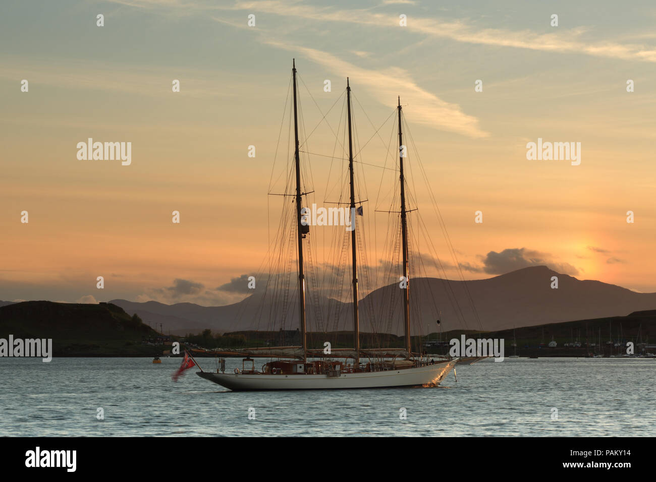 Oban Bay Tall Ship al tramonto Foto Stock