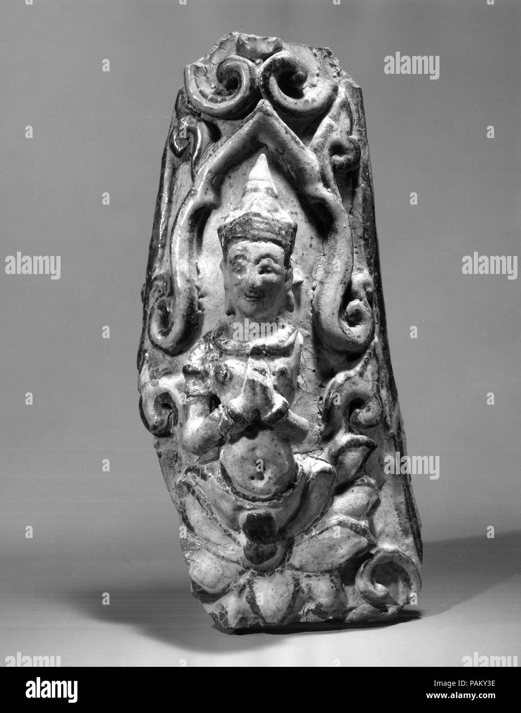 Piastrella architettonico con Apsara. Cultura: Thailandia (SukhoThailand). Dimensioni: H. 9 1/4 in. (23,5 cm). Data: XIV-XV secolo. Museo: Metropolitan Museum of Art di New York, Stati Uniti d'America. Foto Stock