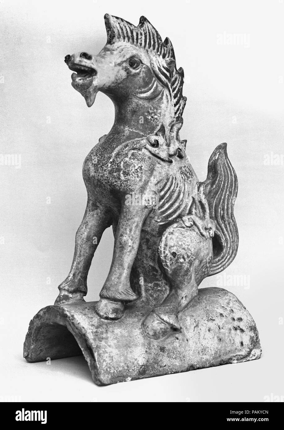 Tegola di Tetto. Cultura: la Cina. Dimensioni: H. 13 1/4 in. (33,7 cm); W. 8 1/2 in. (21,6 cm); D. 5 1/8 in. (13 cm). Museo: Metropolitan Museum of Art di New York, Stati Uniti d'America. Foto Stock