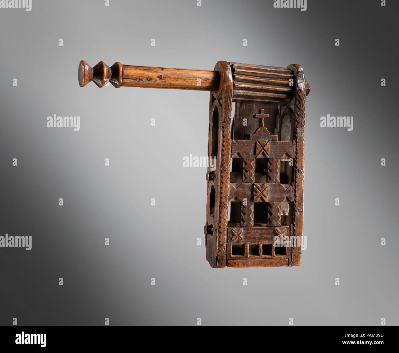 Cog Rattle. Cultura: francese. Dimensioni: altezza (della maniglia e Cog): 10 3/4 in (27.3 cm) di larghezza (di frame): 9 1/16 in. (23 cm) Profondità: 28 9/16 in. (72,5 cm). Data: quindicesimo o sedicesimo secolo. In precedenza era consuetudine per le campane delle chiese cattoliche a essere silenzioso durante la Settimana Santa, avente (secondo una vecchia leggenda) 'volato a roma' per quel periodo. Di conseguenza, le campane erano stati sostituiti durante la celebrazione della Messa da parte di un altro strumento, e questo era il cog rattle - un noisemaker che produce un forte rumore quando si whirled intorno alla sua impugnatura. Museo: Metropolitan Museum of Art di New Yor Foto Stock