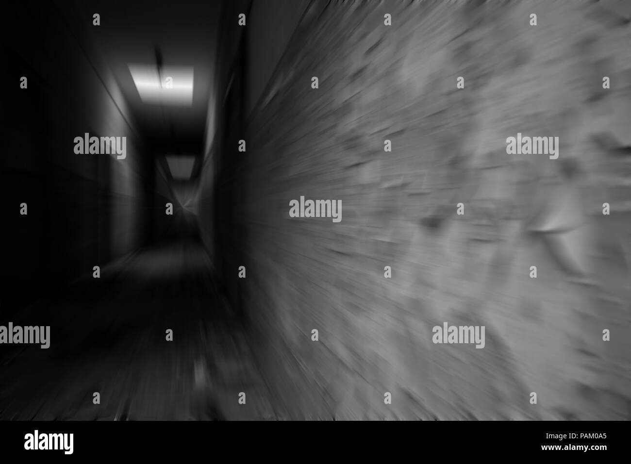 Sfocato interno di un edificio abbandonato in bianco e nero Foto Stock