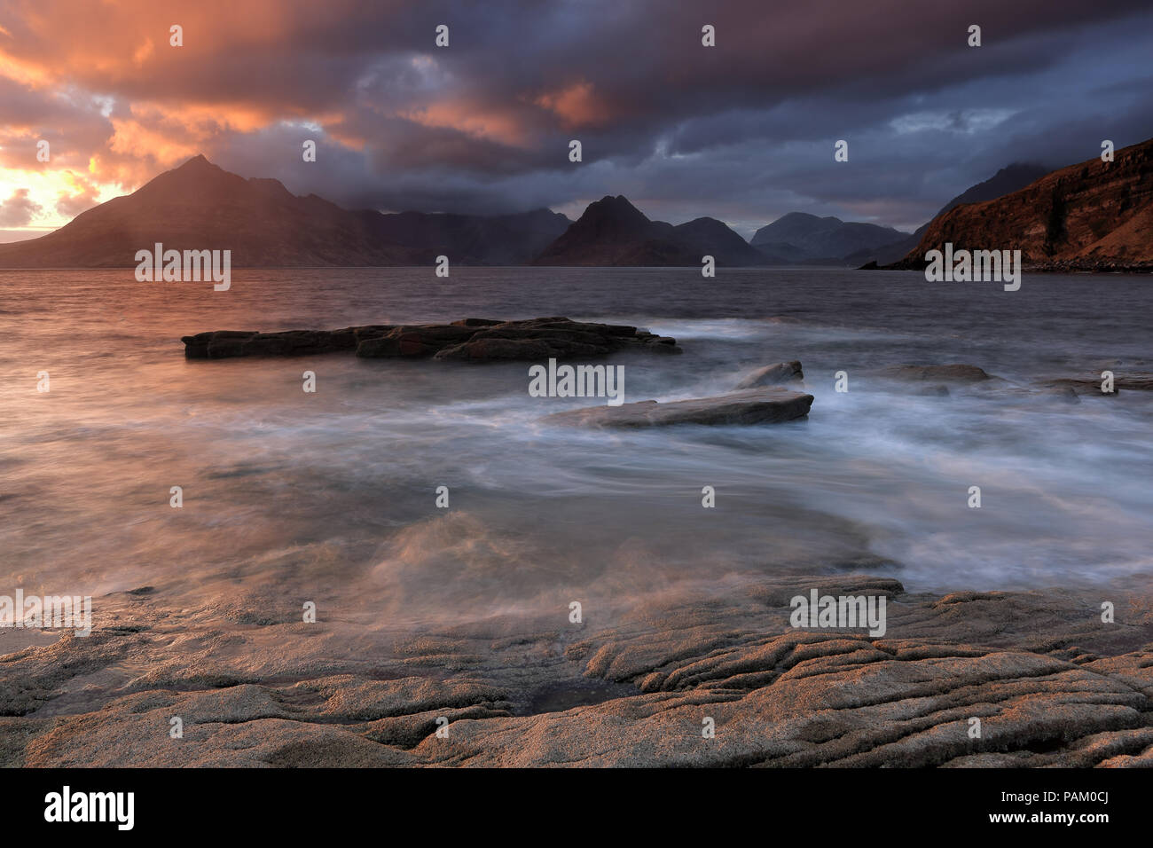 Nuvoloso Cuillins al tramonto Foto Stock