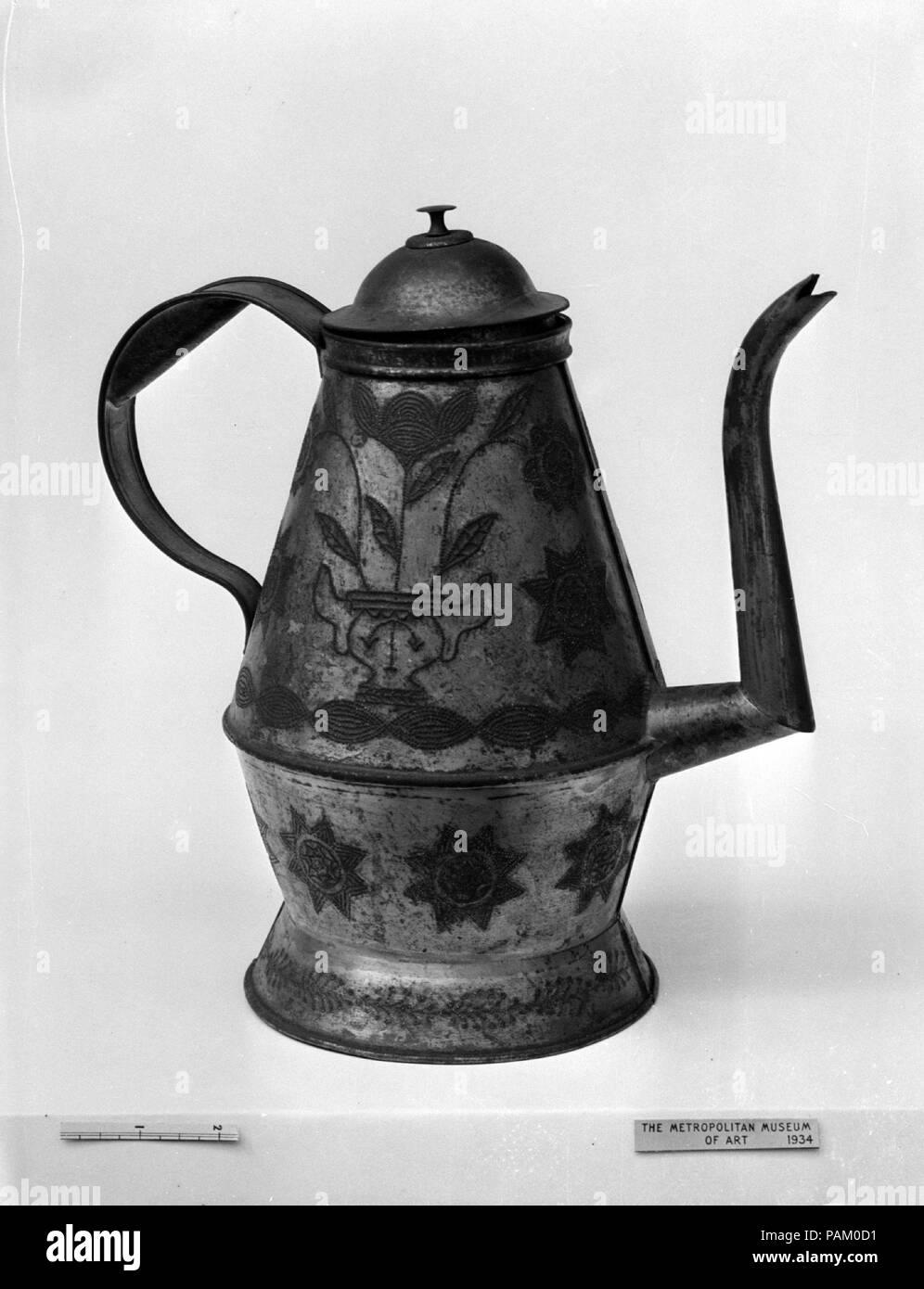 Caffettiera. Cultura: American. Dimensioni: H. 10 3/4 in. (27,3 cm). Data: 1840-70. Museo: Metropolitan Museum of Art di New York, Stati Uniti d'America. Foto Stock