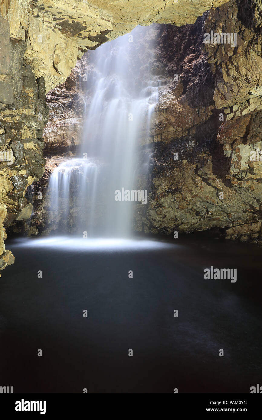 Masterizzazione Smoo cascata, Smoo Cave, Durness, Highlands scozzesi Foto Stock