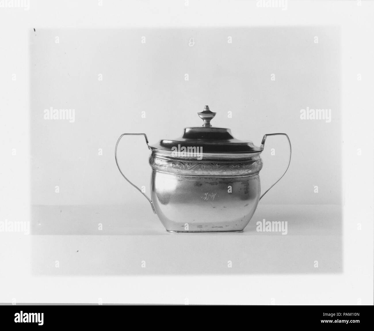 Sugar Bowl. Cultura: American. Dimensioni: complessivo: 6 3/16 x 8 7/8 x 3 3/4 in. (15,7 x 22,5 x 9,5 cm); 14 oz. 12 dwt. (454.1 g) Base: 3 15/16 x 2 9/16 in. (10 x 6,5 cm) corpo: H. 4 7/8 in. (12,4 cm); 9 oz. 17 dwt. (306 g) Copertura: 2 3/8 x 5 5/8 x 3 9/16 in. (6 x 14,3 x 9 cm); 4 oz. 15 dwt. (148,1 g). Maker: William G. Forbes (1751-1840). Data: 1800-1810. Museo: Metropolitan Museum of Art di New York, Stati Uniti d'America. Foto Stock Sugar Bowl. Cultura: American. Dimensioni: complessivo: 6 3/16 x 8 7/8 x 3 3/4 in. (15,7 x 22,5 x 9,5 cm); 14 oz. 12 dwt. (454.1 g) Base: 3 15/16 x 2 9/16 in. (10 x 6,5 cm) corpo: H. 4 7/8 in. (12,4 cm); 9 oz. 17 dwt. (306 g) Copertura: 2 3/8 x 5 5/8 x 3 9/16 in. (6 x 14,3 x 9 cm); 4 oz. 15 dwt. (148,1 g). Maker: William G. Forbes (1751-1840). Data: 1800-1810. Museo: Metropolitan Museum of Art di New York, Stati Uniti d'America. Foto Stock