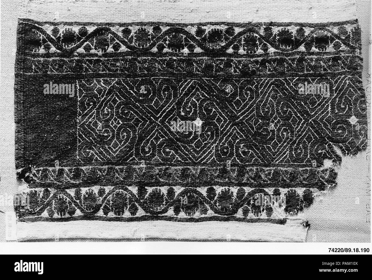 Frammento. Dimensioni: 25 3/16 in. alta 2 13/16 in. ampia (64 cm di altezza 7,2 cm di larghezza). Data: 3a-4a secolo. Museo: Metropolitan Museum of Art di New York, Stati Uniti d'America. Foto Stock