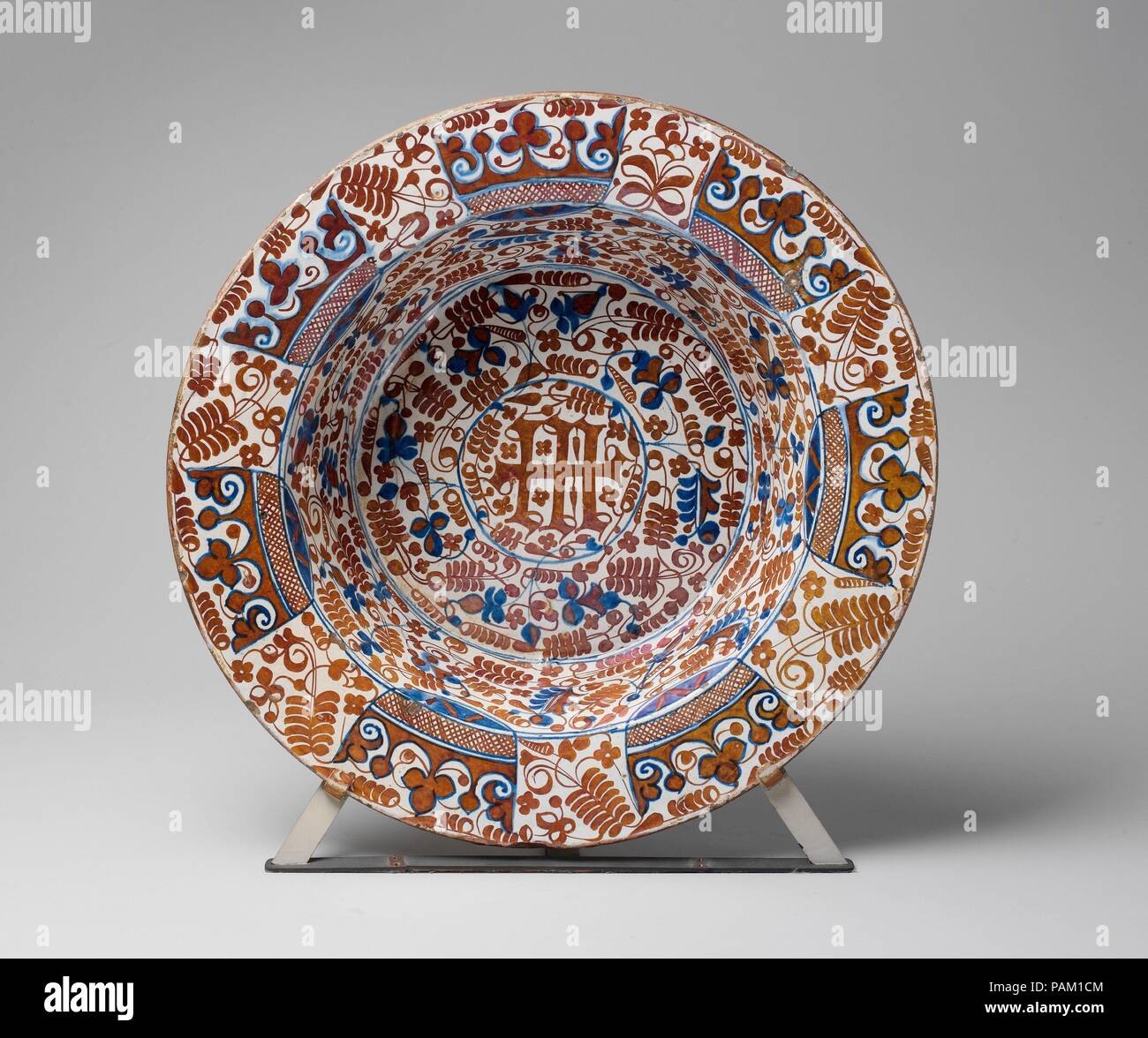 Deep Dish. Cultura: Spagnolo. Dimensioni: complessivo: 18 5/8 x 5 1/4 in. (47,2 x 13,4 cm). Data: 1430-1440. Profondi bacini di questo tipo sono comuni nelle case ricche della fine del XV secolo e probabilmente può essere identificato con il termine bacin che appare in un certo numero di documenti. Una famiglia è registrato il possesso di 130 bocce e vasche di vario tipo, mentre un altro, a Barcellona, è descritto come avente sei lusterware bocce appesi al muro. La profondità di questo bacino e la larga tesa progettato per un facile trasporto indicano che esso è stato riempito con acqua ed è stata usata per il lavaggio delle mani e Foto Stock