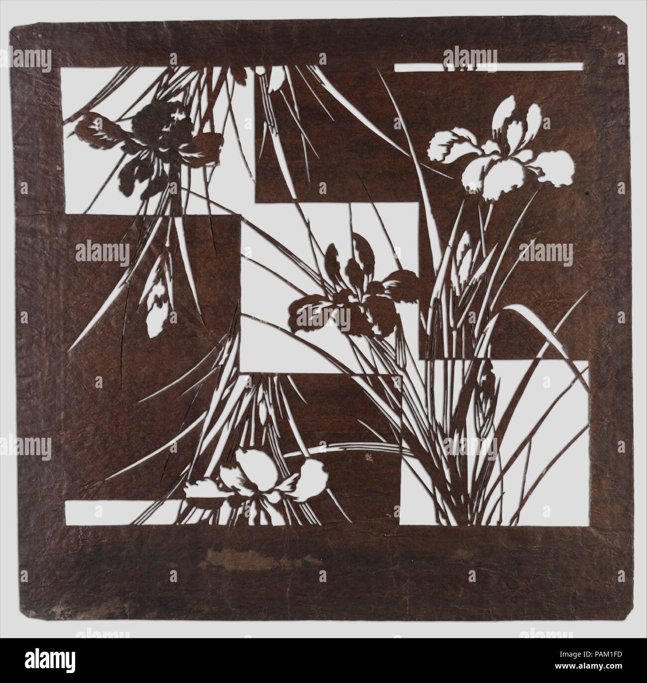 Stencil con pattern di iridi su uno sfondo geometrico. Cultura: il Giappone. Dimensioni: 15 7/8 x 16 1/8 in. (40,3 x 41,0 cm). Data: del XIX secolo. Iridi sono associati con un episodio da i racconti di Ise (Ise monogatari), in cui i viaggiatori, lontano da casa, raggiungere un luogo paludoso attraversato da numerosi ponti e risplendente di iridi di fioritura. Mentre l'acqua non è apertamente rappresentato in questo stencil, la luce e il buio dei rettangoli di background portare alla mente rudimentale ponti. Essi inoltre creare le opportunità per uno straordinario gioco di successo di positiva e negativa in stencil del design. Museum Foto Stock