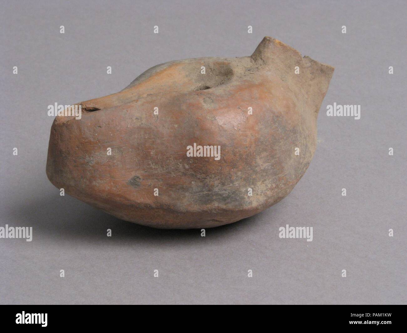 Lampada ad olio. Cultura: copto. Dimensioni: complessivo: 2 1/16 x 3 7/8 x 2 9/16 in. (5,3 x 9,9 x 6,5 cm). Data: 4-VII secolo. Museo: Metropolitan Museum of Art di New York, Stati Uniti d'America. Foto Stock Lampada ad olio. Cultura: copto. Dimensioni: complessivo: 2 1/16 x 3 7/8 x 2 9/16 in. (5,3 x 9,9 x 6,5 cm). Data: 4-VII secolo. Museo: Metropolitan Museum of Art di New York, Stati Uniti d'America. Foto Stock