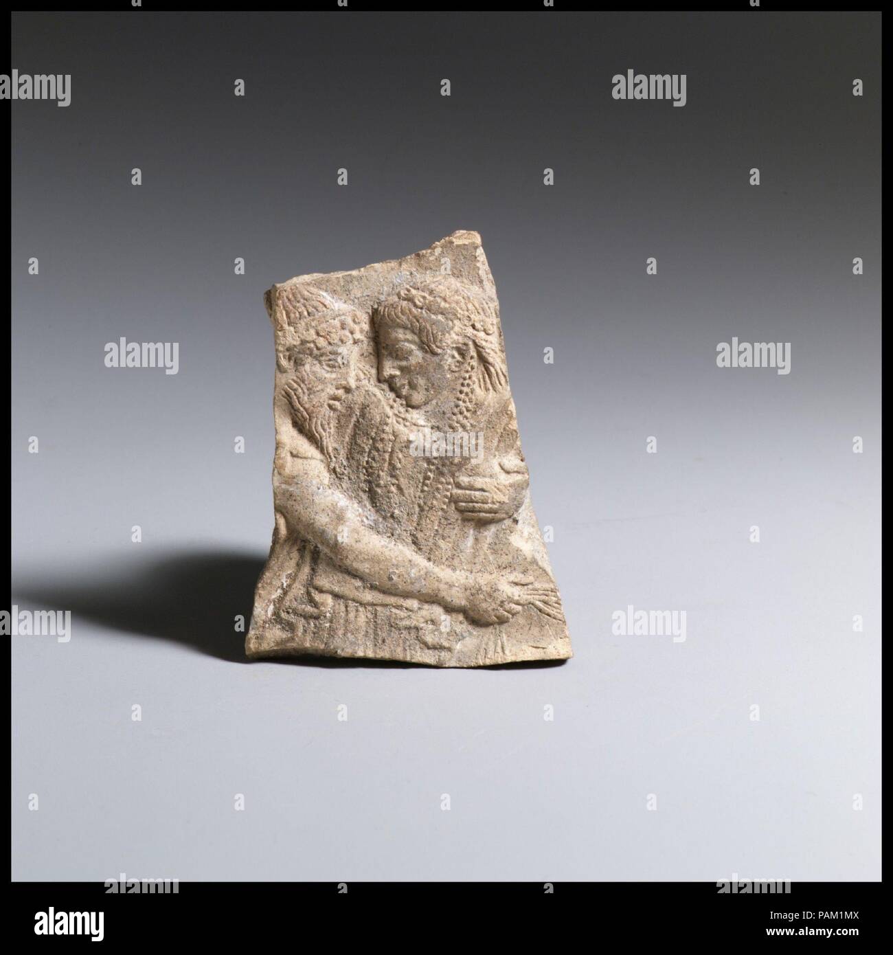 Frammento in terracotta di un rilievo votivo. Cultura: greco, Sud italiano, Locrian. Dimensioni: H. 3 1/8 in. (7.9 cm). Data: ca. 470-460 A.C. Hades rapire Persefone quando Ade, il dio degli inferi, portato Persefone al suo regno dei morti, Demetra, sua madre, ha portato tutti la crescita sulla terra ferma fino a quando Persefone fu permesso di ritornare alla terra per parte dell'anno. Fin dall'antichità, questo mito è stato inteso come allegoria per il ciclo stagionale della vegetazione. Museo: Metropolitan Museum of Art di New York, Stati Uniti d'America. Foto Stock