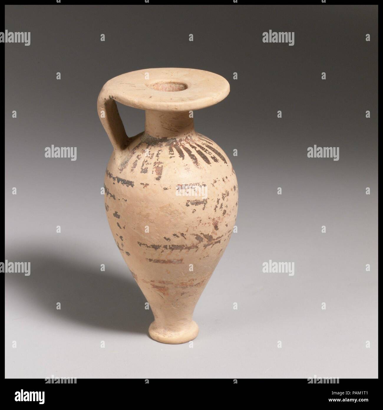 Lekythos. Cultura: corsivo, Etruria. Dimensioni: diam.: 1 7/8 x 3 3/4 in. (4,8 x 9,5 cm). Data: VII secolo A.C. Museo: Metropolitan Museum of Art di New York, Stati Uniti d'America. Foto Stock Lekythos. Cultura: corsivo, Etruria. Dimensioni: diam.: 1 7/8 x 3 3/4 in. (4,8 x 9,5 cm). Data: VII secolo A.C. Museo: Metropolitan Museum of Art di New York, Stati Uniti d'America. Foto Stock