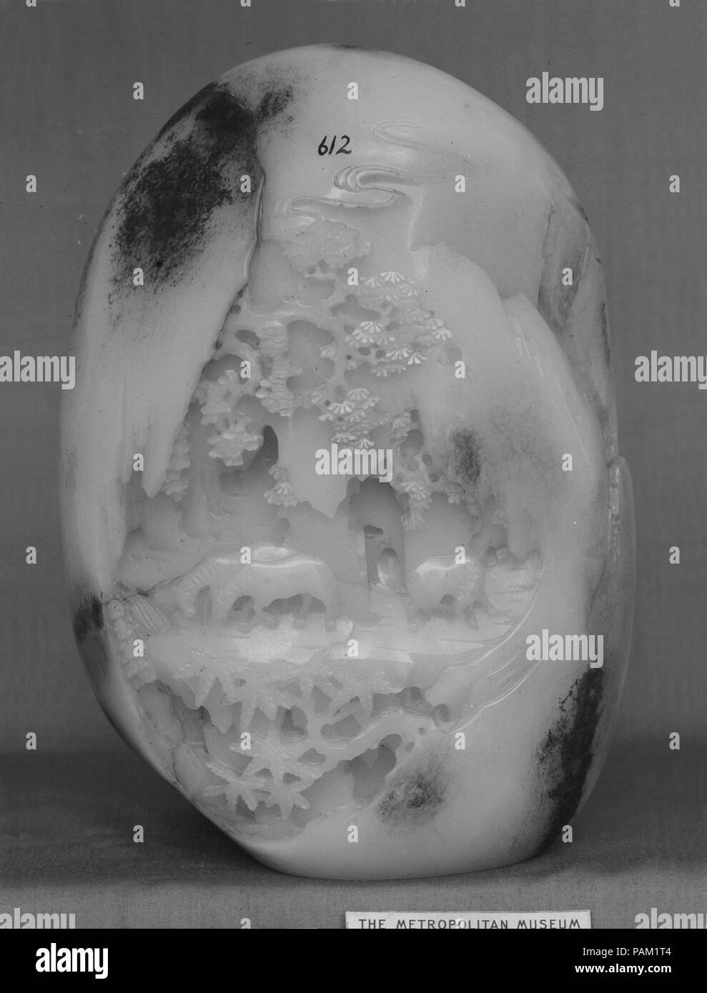 Boulder con otto cavalli del re Mu. Cultura: la Cina. Dimensioni: H. 7 3/16 in. (18,3 cm); W. 5 1/4 in. (13,3 cm); D. 3 3/8 in. (8.5 cm). Data: XVIII secolo. Re Mu (r. 1001-947 a.C.) era un intrepido avventuriero e si dice che hanno viaggiato verso il famoso paradiso dei immortali sul monte Kunlun nonché ad altre mondane e non-così-siti mondano. Dopo le sue avventure, ha rilasciato il suo otto cavalli preferiti in una splendida vallata di terminare la loro vita sotto la cura del suo condottiero. Museo: Metropolitan Museum of Art di New York, Stati Uniti d'America. Foto Stock