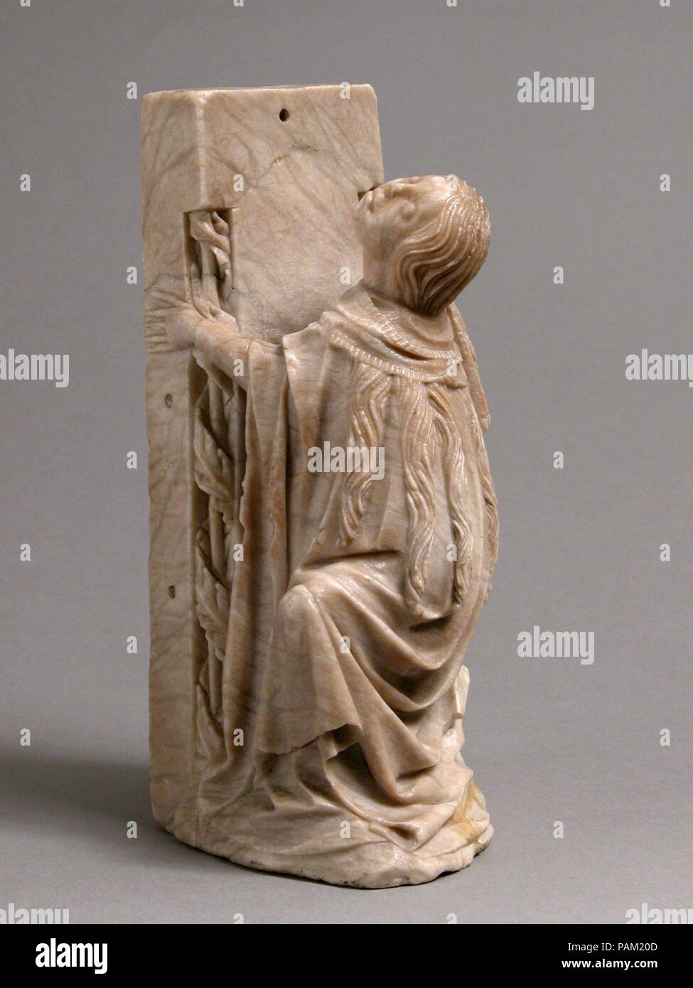 Maria Maddalena ai piedi della croce. Artista: seguace del maestro di Rimini. Cultura: Netherlandish Sud. Dimensioni: 8 7/16 × 3 11/16 × 4 1/16 in. (21,5 × 9,3 × 10,3 cm). Data: ca. 1420-30. La Maddalena penitente alla base di una ormai perso il crocifisso è la messa a fuoco di una pala d altare intagliato. Le raffigurazioni di Maria Maddalena come una figura solitaria davanti alla croce è apparso per la prima volta nella pittura italiana del dodicesimo secolo. Museo: Metropolitan Museum of Art di New York, Stati Uniti d'America. Foto Stock