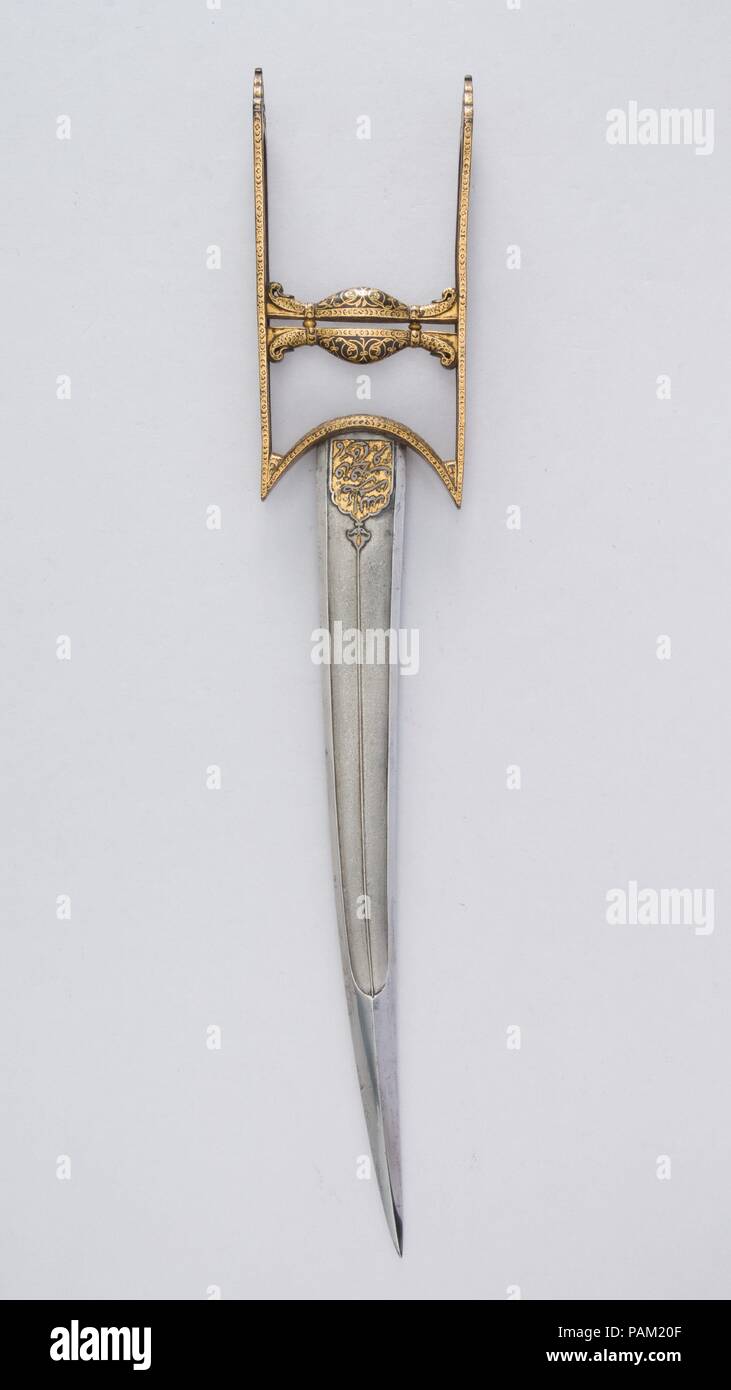 Pugnale (Katar). Cultura: sud indiane, Mughal. Dimensioni: H. 18 7/8 in. (47,9 cm); W. 3 7/16 in. (8,7 cm); Wt. 1 lb. 0.2 oz. (459.3 g). Data: XVIII secolo. Il annaffiato la lama in acciaio ha un medaglione cesellati nella parte superiore di entrambi i lati decorata con una iscrizione che recita: 'Aiuto da Allah e una rapida vittoria. In modo da dare la lieta notizia per i credenti" (Corano 61:13). Museo: Metropolitan Museum of Art di New York, Stati Uniti d'America. Foto Stock
