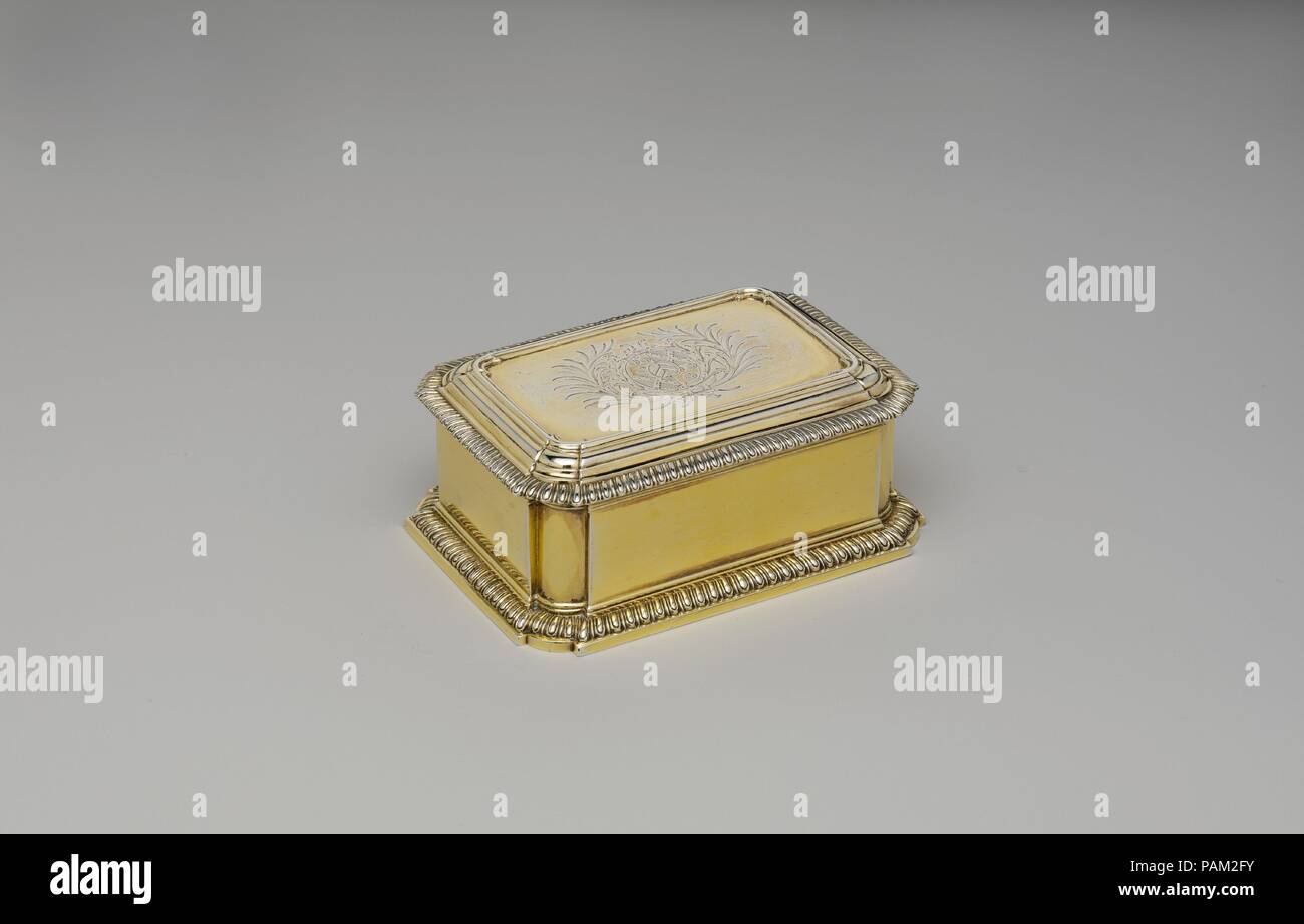 Servizi igienici box (uno di una coppia) (parte del set). Cultura: British, Londra. Dimensioni: complessiva (conferma): 2 x 5 1/16 x 3 5/8 in. (5,1 x 12,9 x 9,2 cm). Autore: John Parker (British, attivo 1759-77); Edward Wakelin (British, attivo prima 1748, morto 1784). Data: 1766. Queste caselle sono stati parte di un wc servizio venduto dai principali rivenditori di Londra Parker e Wakelin a John Heathcote, che pochi anni prima aveva sposato l'ereditiera Lydia Moyer. Parker e Wakelin account Dell per la vendita mostrano che il servizio incluso otto di tali scatole, una coppia di candelieri, due "essenza pentole,' un Looking Glass, un Foto Stock