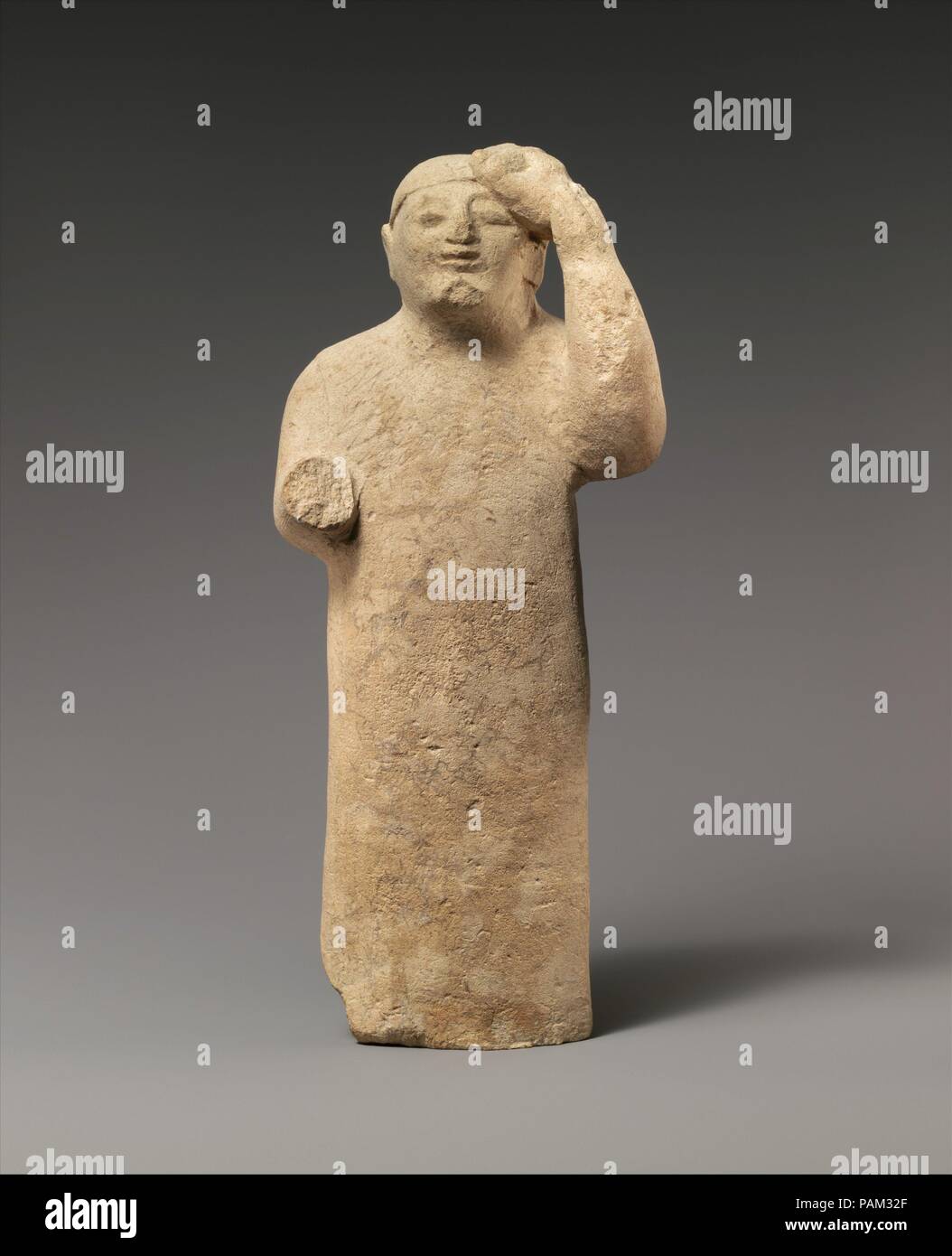 La figura di calcare mantenendo una maschera. Cultura: cipriota. Dimensioni: H. 9 3/8 in. (23,8 cm). Data: probabilmente alla fine del VI secolo A.C. Questo notevole lavoro mostra una figura maschile tenendo la maschera di un leone contro la sua testa con la sua mano sinistra. A differenza del tridimensionale di maschere in 74.51.2538 e 74.51.2515, questo è piuttosto piatta. Votive maschere di argilla di leoni sono noti da Cipro e il Levante a partire dal XI secolo A.C. Essi possono avere una qualche relazione alla dea egiziana Sehkmet o può rappresentare il più feroce di bestie. Museo: Metropolitan Museum of Art di New York, Stati Uniti d'America. Foto Stock