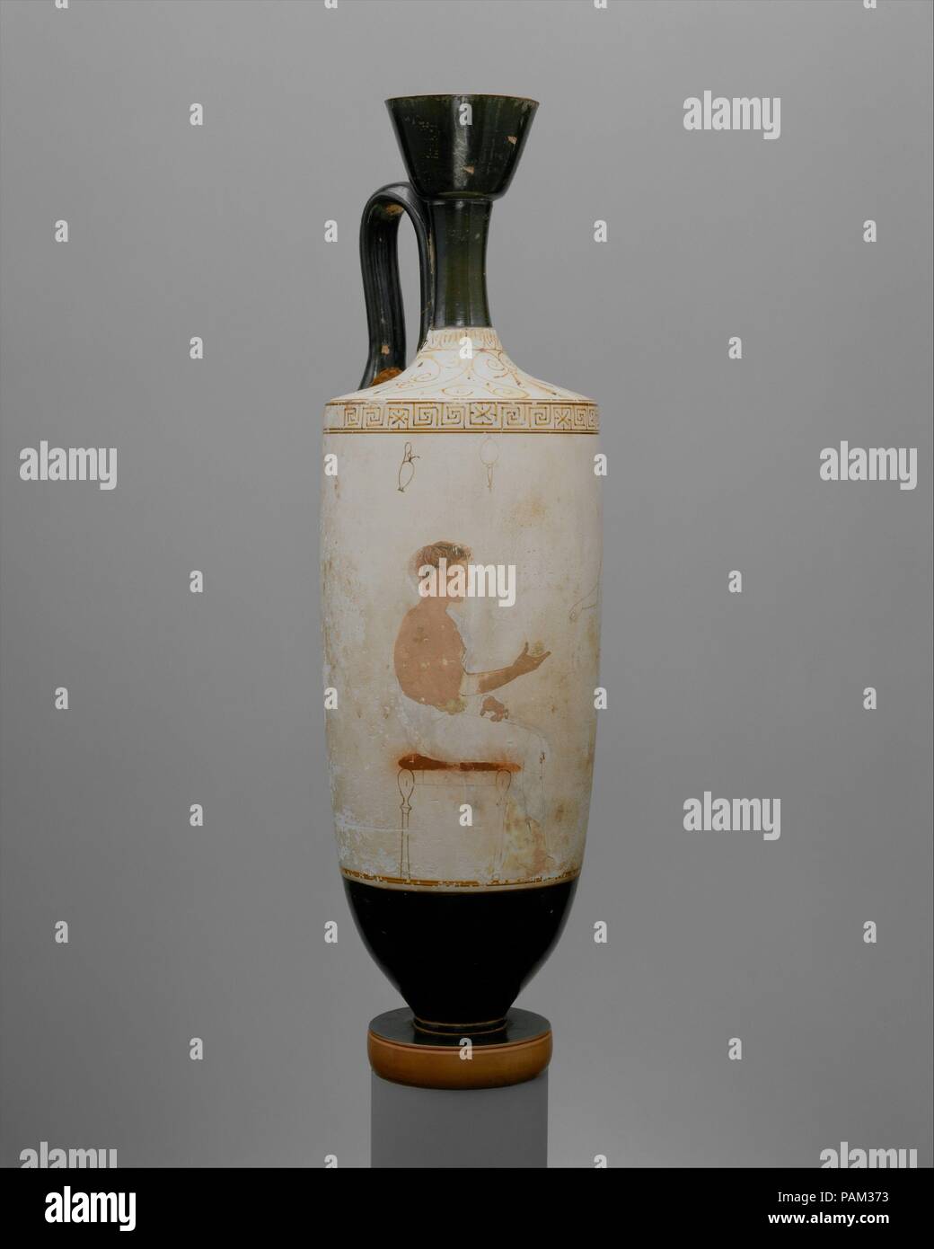 La terracotta lekythos (olio pallone). Cultura: greco, soffitta. Dimensioni: H. 15 1/2 in. (39,4 cm). Data: ca. 440 A.C. Seduto gioventù e donna seduta su uno sgabello, il giovane uomo mani ciò che appare essere un pezzo di frutta per la donna in piedi davanti a lui. Oinochoe (Brocca), uno specchio e un sakkos (snood) sono sospesi in background. È impossibile determinare se si tratta di una vignetta autostradale della vita quotidiana, come illustrato da Douris, Villa Giulia pittore, e molti altri artisti della metà e successivamente il quinto secolo A.C. Esso può essere invece una rappresentazione funerari come raffigurato sulla tomba stelai; la gioventù wou Foto Stock