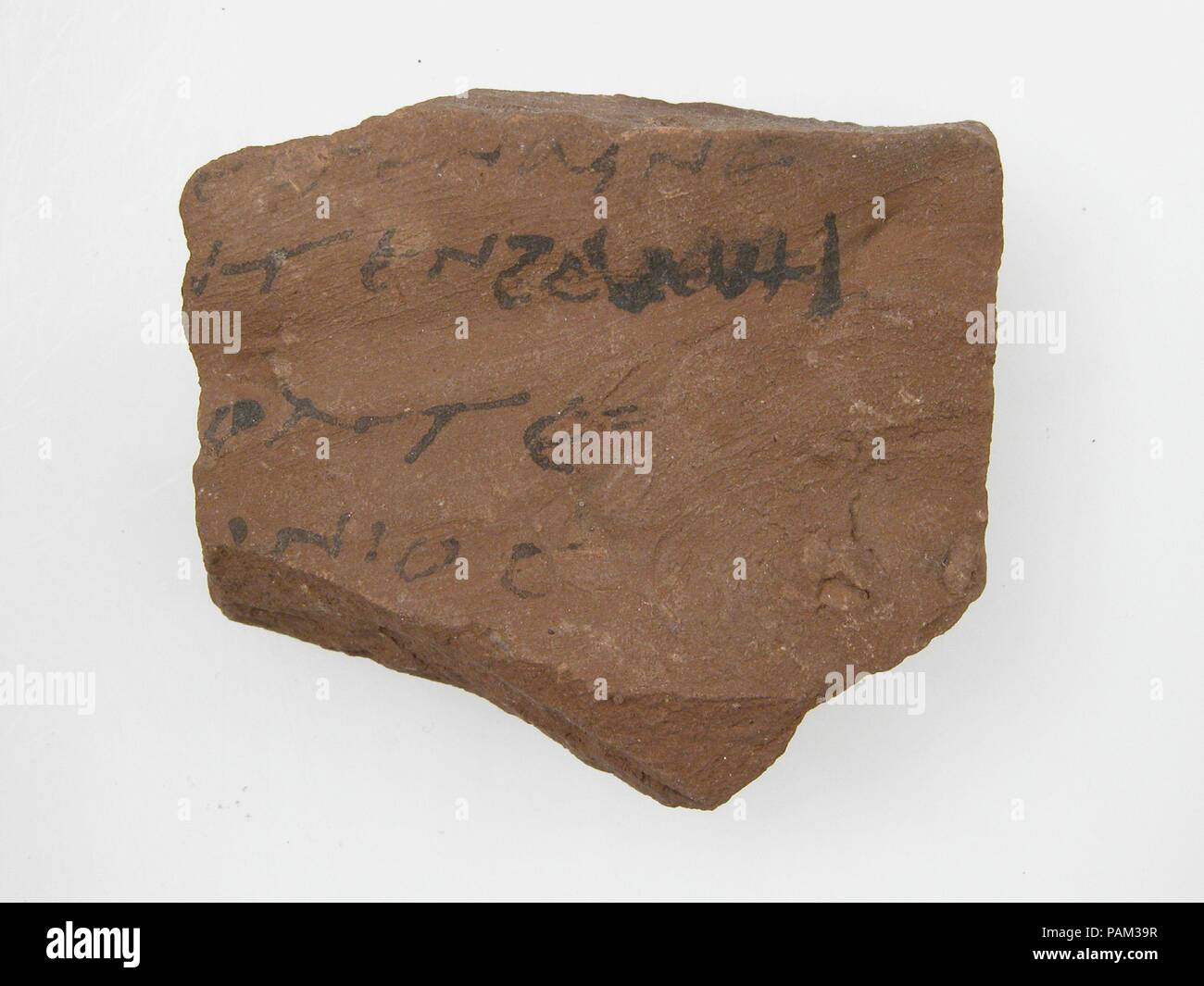 Ostrakon. Cultura: copto. Dimensioni: 2 3/16 x 1 7/8 in. (5,5 x 4,8 cm). Data: 7. secolo. Museo: Metropolitan Museum of Art di New York, Stati Uniti d'America. Foto Stock Ostrakon. Cultura: copto. Dimensioni: 2 3/16 x 1 7/8 in. (5,5 x 4,8 cm). Data: 7. secolo. Museo: Metropolitan Museum of Art di New York, Stati Uniti d'America. Foto Stock