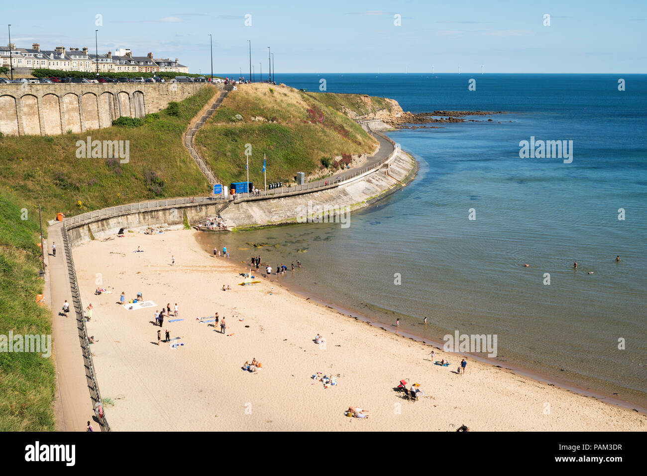 Per coloro che godono di sole sulla spiaggia a King Edwards Bay, Tynemouth, North East England, Regno Unito Foto Stock