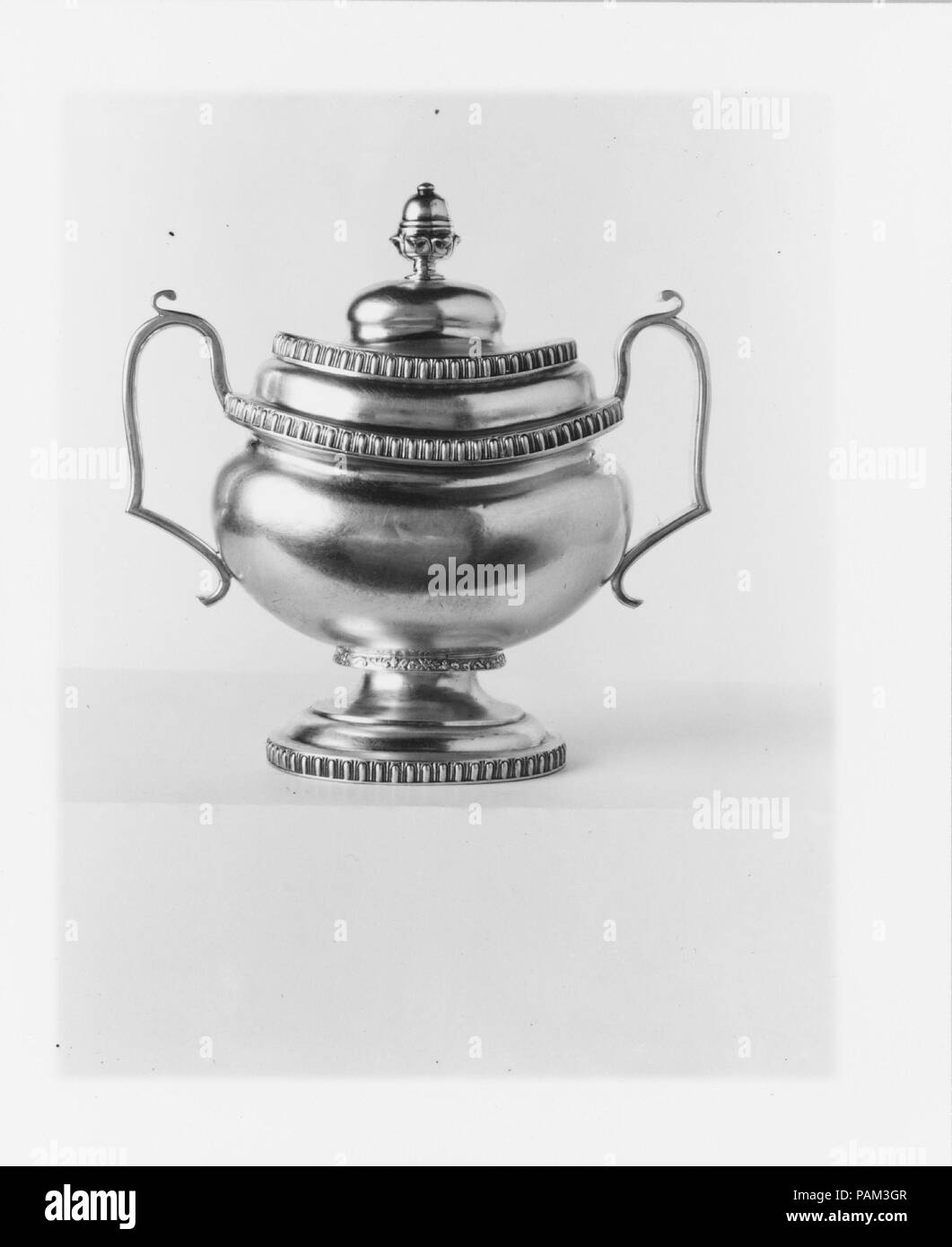 Sugar Bowl. Cultura: American. Dimensioni: complessivo: 8 1/2 x 8 9/16 x 4 3/4 in. (21.6 x 21.7 x 12.1 cm); 17 oz. 10 dwt. (543.9 g) piedi: 4 3/8 x 3 11/16 in. (11.1 x 9.4 cm) corpo: H. 7. (17,8 cm); 14 oz. 4 dwt. (442 g) Copertura: 2 11/16 x 4 1/4 x 3 9/16 in. (6,8 x 10,8 x 9 cm); 3 oz. 6 dwt. (101,9 g). Autore: Garrett Eoff (1779-1845). Data: ca. 1825. Museo: Metropolitan Museum of Art di New York, Stati Uniti d'America. Foto Stock