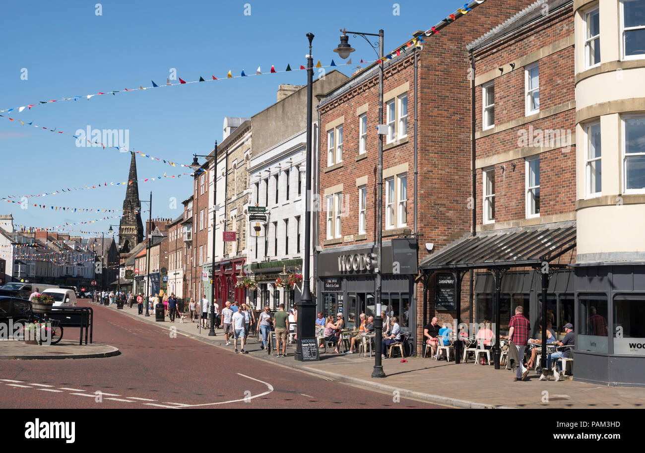 La gente camminare e di seduta al di fuori del caffè, Tynemouth Front Street, North East England, Regno Unito Foto Stock