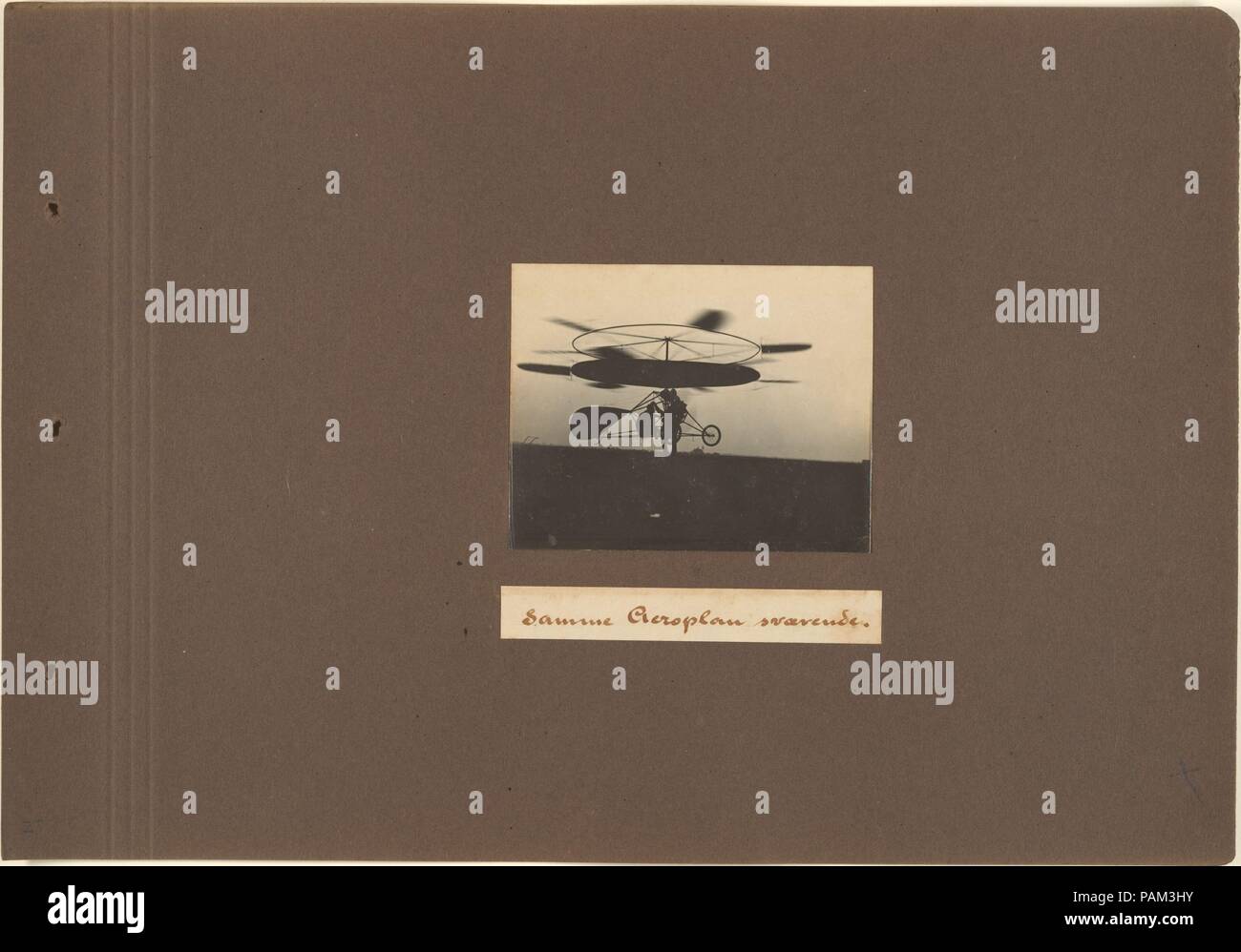 Stessa Aeroplan svarende. Artista: Giacobbe Christian Hansen Ellehammer (danese, 1871-1946); Vilhelm Ellehammer (danese). Dimensioni: Immagine: 3 1/4 × 4 1/16 in. (8,2 × 10,3 cm) foglio: 9 5/8 × 12 13/16 in. (24,4 × 32,6 cm). Data: 1905-19. Ignaro dei fratelli Wright' successo, l'ingegnere danese Ellehammer lavorato in isolamento per inventare un mezzo di volo, una prodezza ha raggiunto il 12 settembre 1906. Presto ha spostato la sua attenzione al volo verticale craft, riuscendo nel 1912 salto in lungo al di sopra del suolo in un elicottero sperimentale. Si tratta di quei primi, timidi voli in elicottero che vediamo in TS Foto Stock