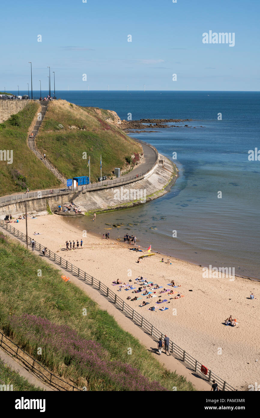 Per coloro che godono di sole sulla spiaggia a King Edwards Bay, Tynemouth, North East England, Regno Unito Foto Stock