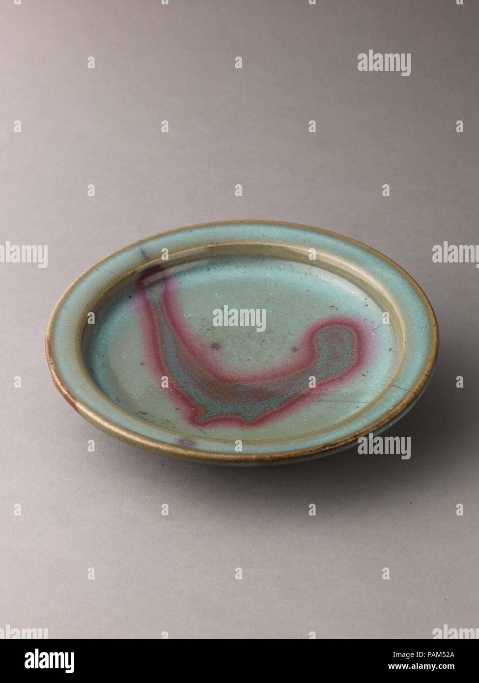 Piastra, giu ware. Artista: Cinese , Dinastia Yuan. Cultura: Cinese. Dimensioni: diametro: 7 /18 a. (18.1cm). Data: XIII-XIV secolo. Museo: Metropolitan Museum of Art di New York, Stati Uniti d'America. Foto Stock