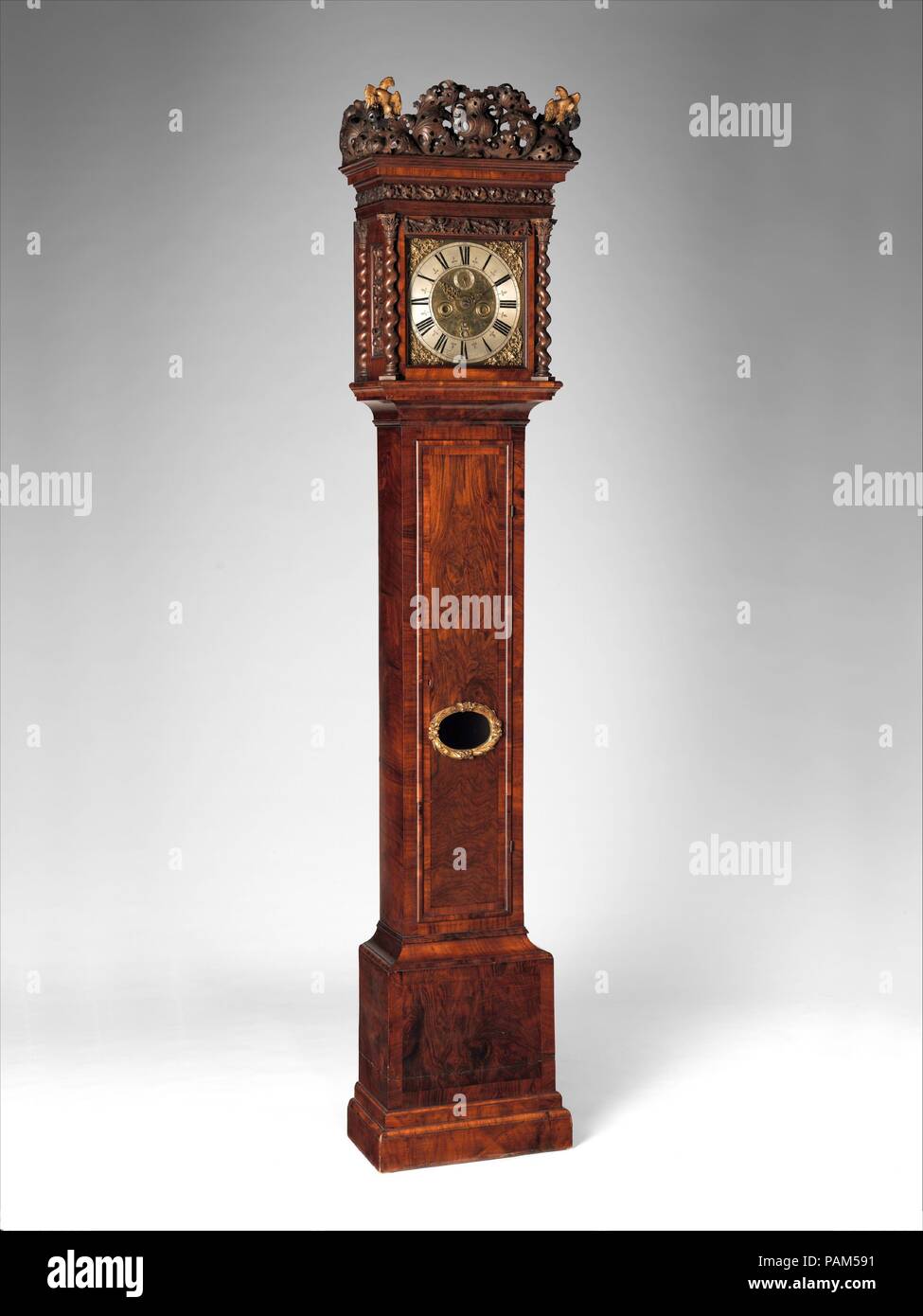 Longcase orologio con calendario e allarme. Cultura: Olandese, Amsterdam.  Dimensioni: complessivo: 88 × 19 1/4 × 10 7/8 in. (223,5 × 48,9 × 27,6 cm);  Larghezza (quadrante): 10 1/2 in. (26,7 cm).