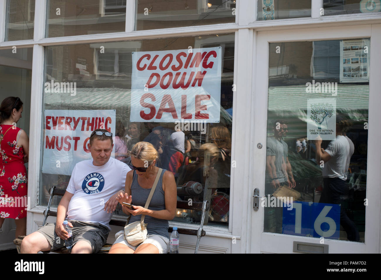 Hackney, Londra. Chiusura dei segni nel negozio di arredamento finestra, in Broadway Market Foto Stock
