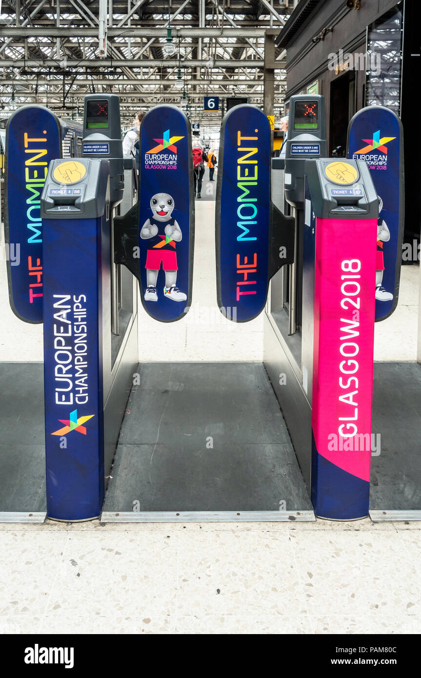 Ostacoli alla Stazione Centrale di Glasgow coperto con il branding riflettendo Glasgow 2018, i Campionati Europei, un multi-sport eventi ospitati in Glasgow Foto Stock