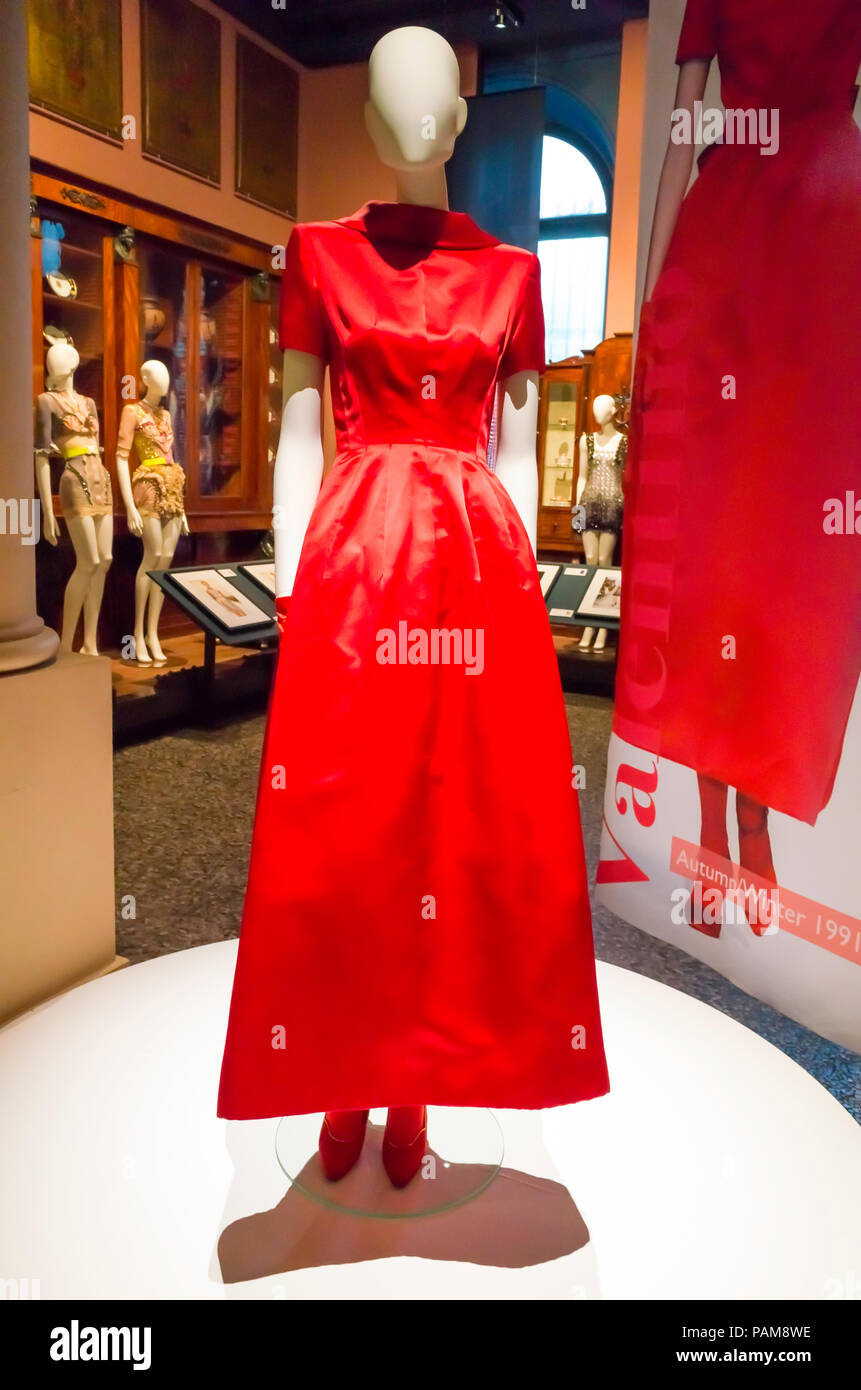 Visualizzazione di un luminoso abito rosso da Valentino collezione autunno inverno1991 presso la passerella mostra presso il Museo Bowes 2018 Foto Stock