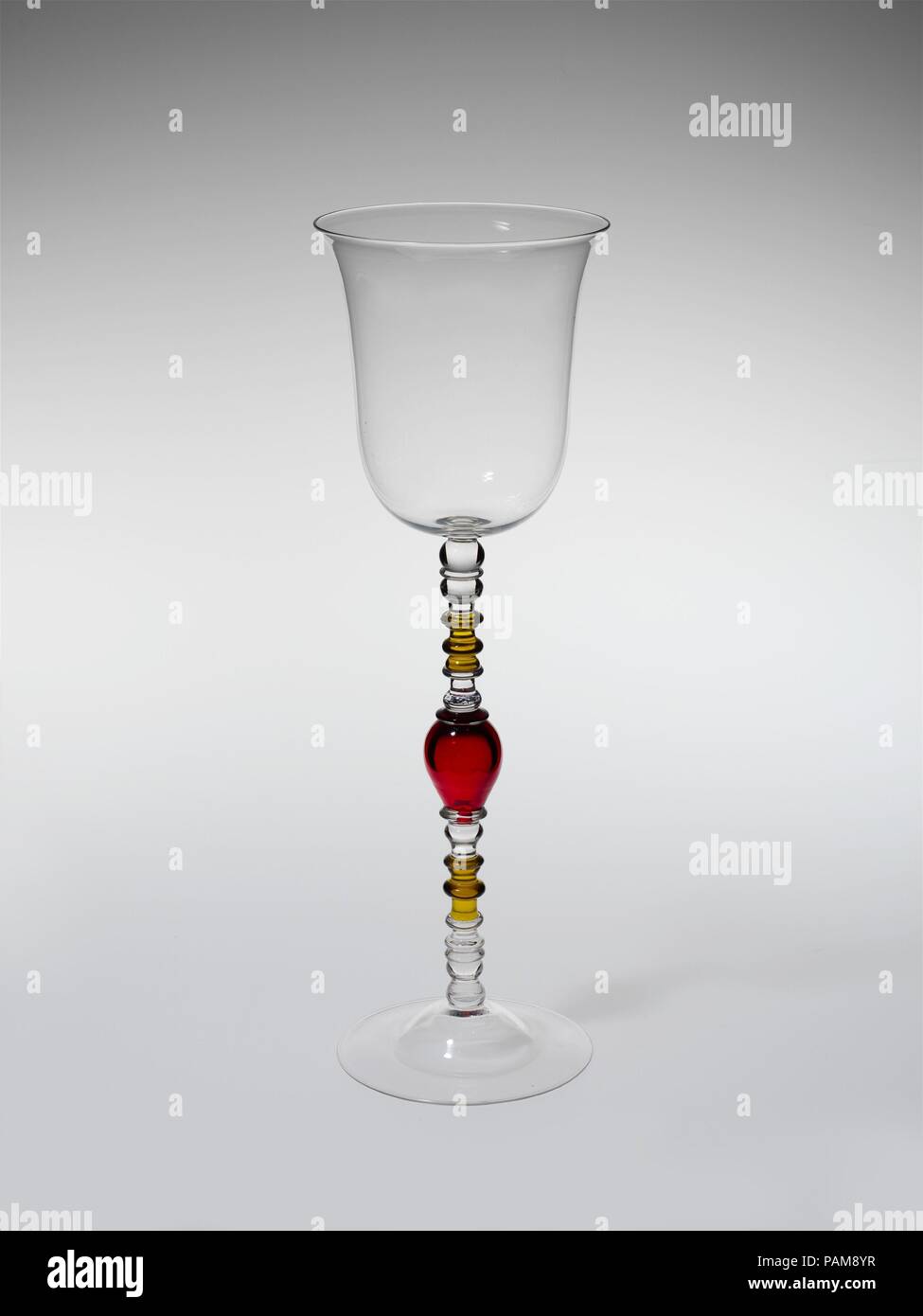 Presentazione di un calice. Cultura: American. Progettista: probabilmente progettato da Nicholas Lutz. Dimensioni: H. 14 1/4 in. (36,2 cm); Diam. 4 3/4 in. (12,1 cm). Autore: Boston & Sandwich Glass Company (American, 1825-1888, Sandwich, Massachusetts). Data: 1870-88. Questo calice può essere stata fatta da Lutz, un vetraio per Boston e Sandwich Glass azienda famosa per le sue composizioni floreali e la sua filettatura fine stemware. La tradizione vuole che egli ha presentato il pezzo di un dipendente prima della ditta arrestato nel 1888. Museo: Metropolitan Museum of Art di New York, Stati Uniti d'America. Foto Stock