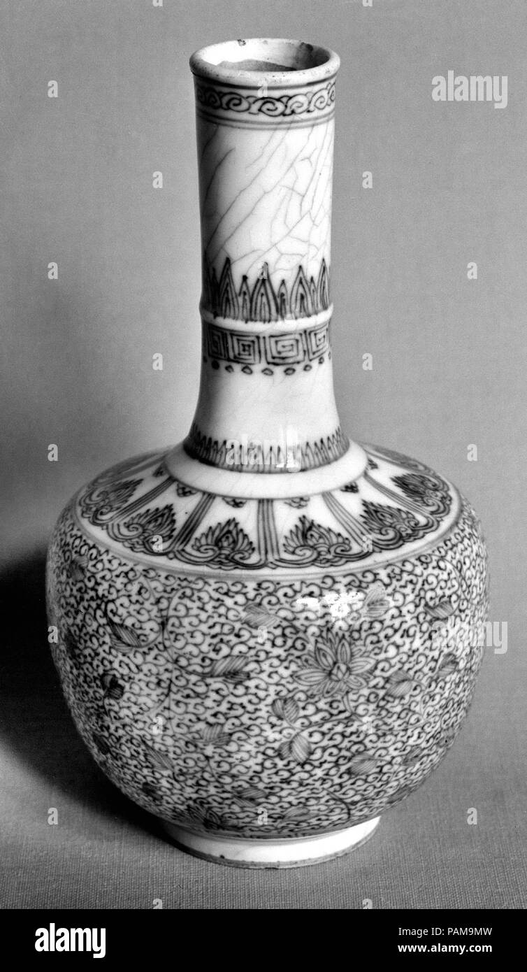 Bottiglia. Cultura: la Cina. Dimensioni: H. 5 1/4 in. (13,3 cm); Diam. 2 7/8 in. (7.3 cm); Diam. del cerchione 1. (2,5 cm); Diam. del piede 1 1/2 in. (3.8 cm). Data: XVIII secolo. Museo: Metropolitan Museum of Art di New York, Stati Uniti d'America. Foto Stock