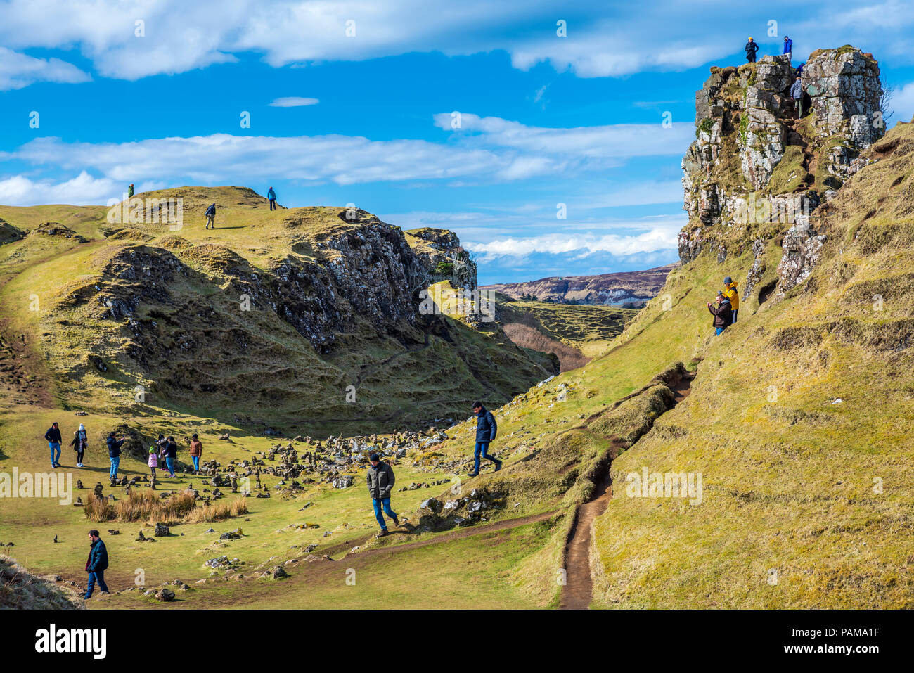 La Fata (Faerie Glen) vicino a Uig. Un bizzarro e delizioso paesaggio in miniatura di erboso, a forma di cono colline sull'Isola di Skye, Ebridi Interne, Scotl Foto Stock