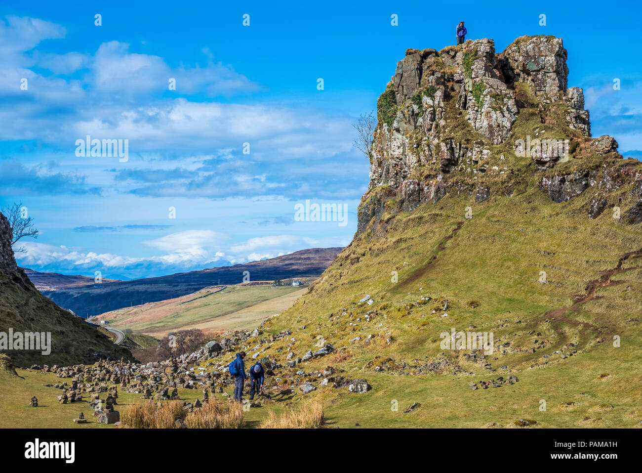 La Fata (Faerie Glen) vicino a Uig. Un bizzarro e delizioso paesaggio in miniatura di erboso, a forma di cono colline sull'Isola di Skye, Ebridi Interne, Scotl Foto Stock