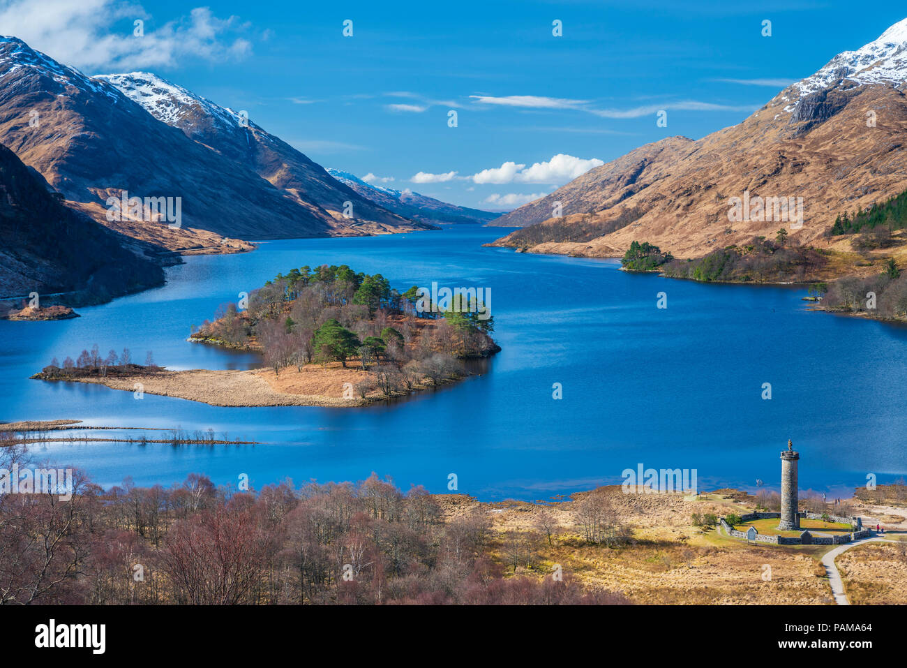 Il Glenfinnan monumento situato in corrispondenza della testa del Loch Shiel, altopiani, Glenfinnan, Lochaber, Scotland, Regno Unito, Europa. Foto Stock