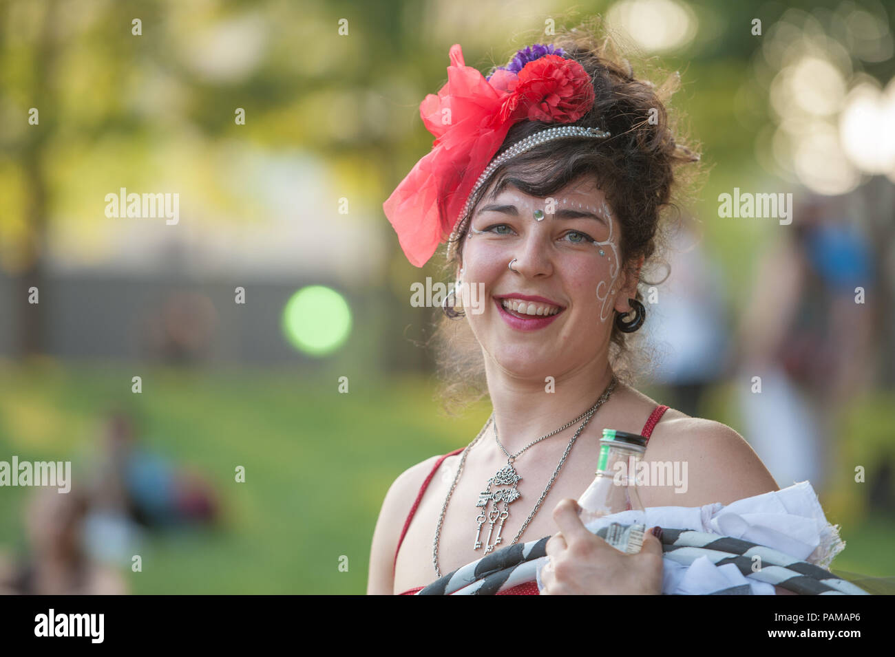 Uno degli artisti di strada si prende una pausa da una performance nel centro cittadino di Montreal, Quebec. Foto Stock