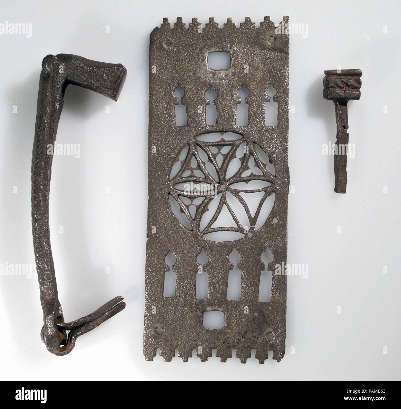 Porta respingente con la piastra e le unghie. Cultura: europeo. Dimensioni: respingente, L: 8 1/2in.(21.6cm); H: 2 1/2in.(6.4cm) Piastra, L: 10 1/2in.(26.7cm); W: 4 1/4a. (10,8cm) chiodo, L: 3 3/4a. (9.5Cm). Data: XV-XVI secolo. Museo: Metropolitan Museum of Art di New York, Stati Uniti d'America. Foto Stock