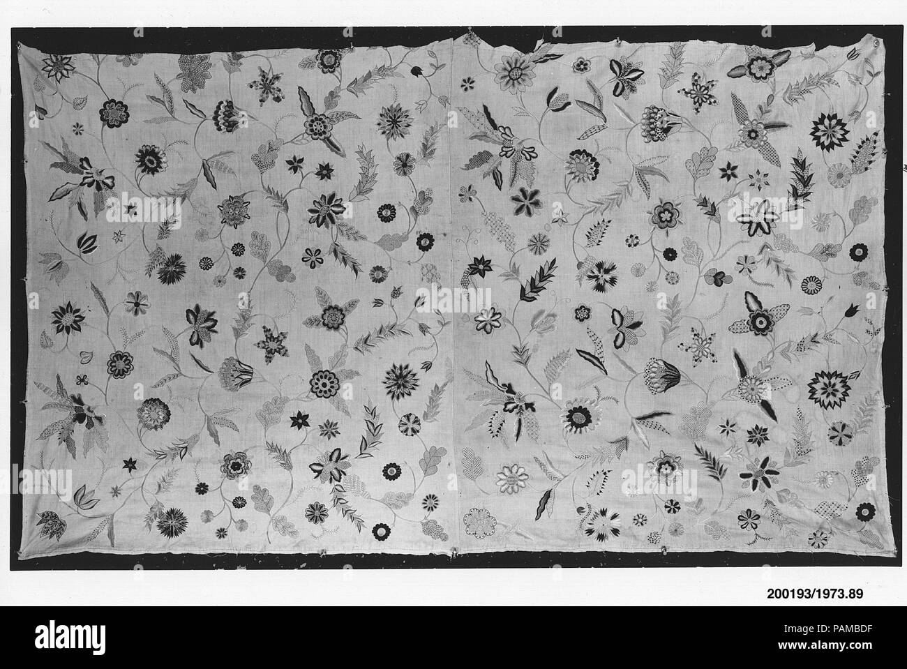 Mantello. Cultura: British. Dimensioni: L. 39 1/2 x W. 66 1/2 pollici (100,3 x 168,9 cm). Data: inizio del XVIII secolo. Un tradizionale trattamento floreali su una nuova brillantezza nelle mani di un ricamatore che compone ogni piccola area di elaborare la sequenza di ripetizione con un diverso punto di riempimento. Museo: Metropolitan Museum of Art di New York, Stati Uniti d'America. Foto Stock