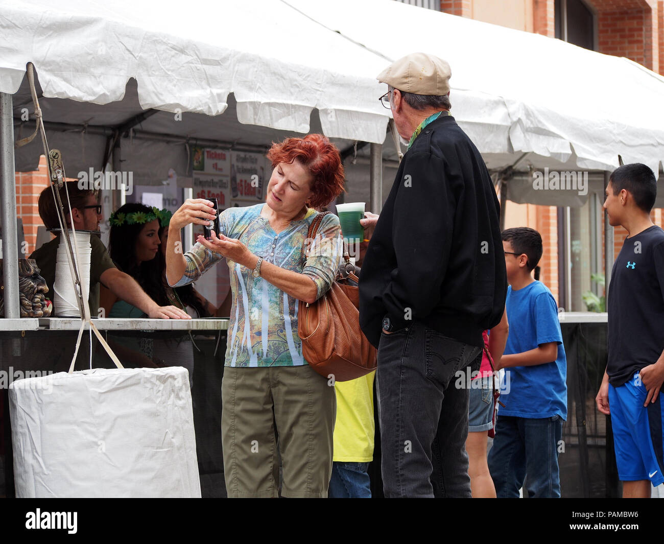 Una coppia di anziani con rinfreschi, compresi green birra, all'annuale per il giorno di San Patrizio Festival di blocco nel Corpus Christi, Texas USA. Foto Stock