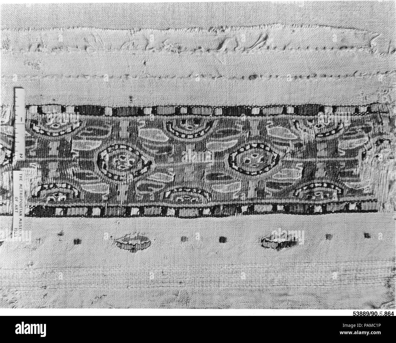 Frammento. Dimensioni: 18 11/16 in. alta 7 3/4 in. ampia (47,5 cm di altezza 19,7 cm di larghezza). Data: 6-VII secolo. Museo: Metropolitan Museum of Art di New York, Stati Uniti d'America. Foto Stock