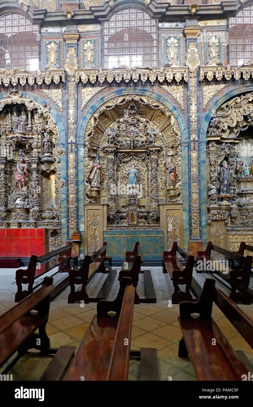 Porto, Portogallo - 15 Maggio 2014: la chiesa di Santa Clara interni. Porto Centro Storico è un sito Patrimonio Mondiale dell'UNESCO dal 1996. Foto Stock