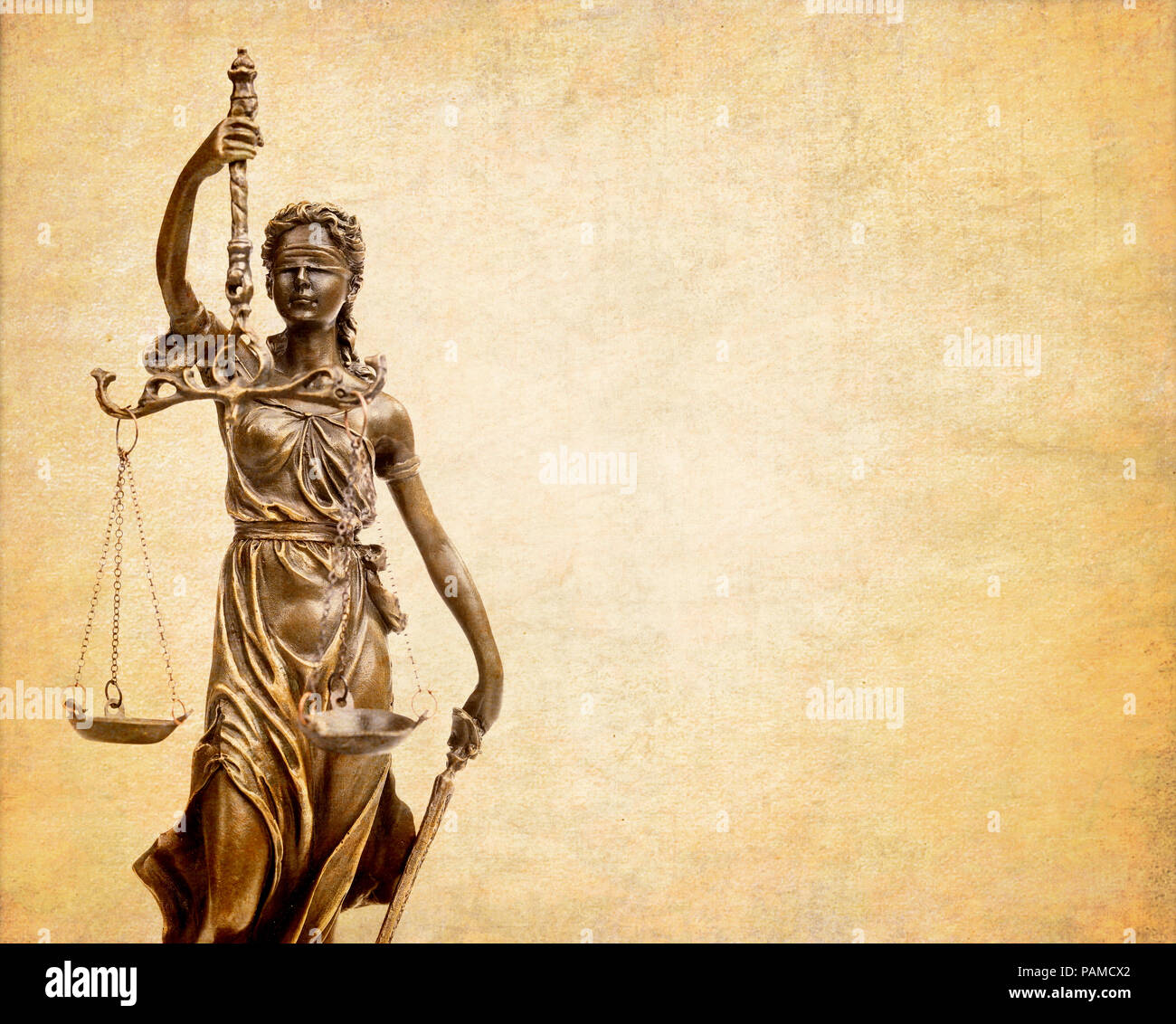 Statua di giustizia sulla vecchia carta sfondo, nozione di diritto Foto Stock