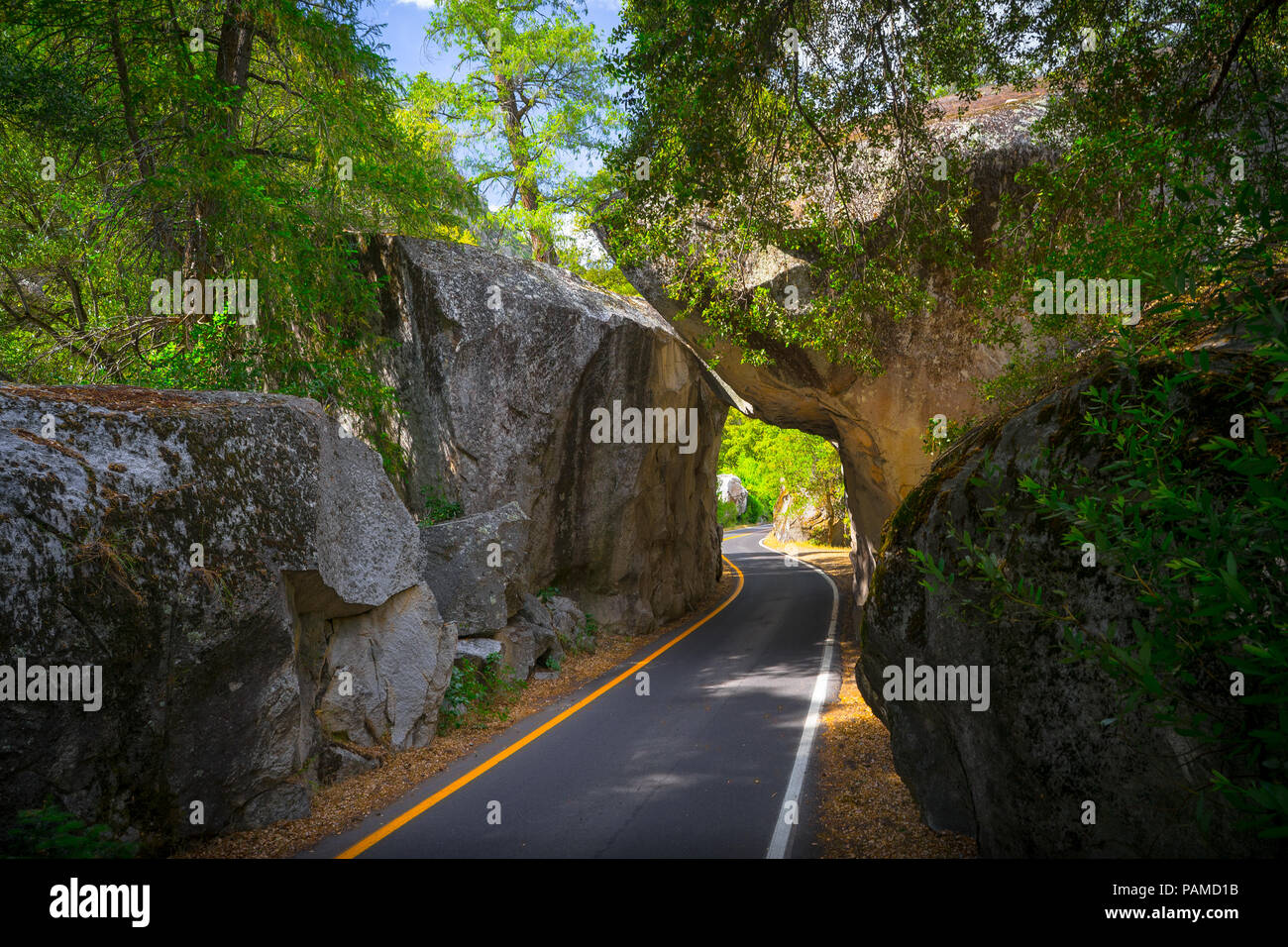 Granito naturale arch rock ingresso al Parco Nazionale di Yosemite, su El Portal Road, Highway 140 Foto Stock