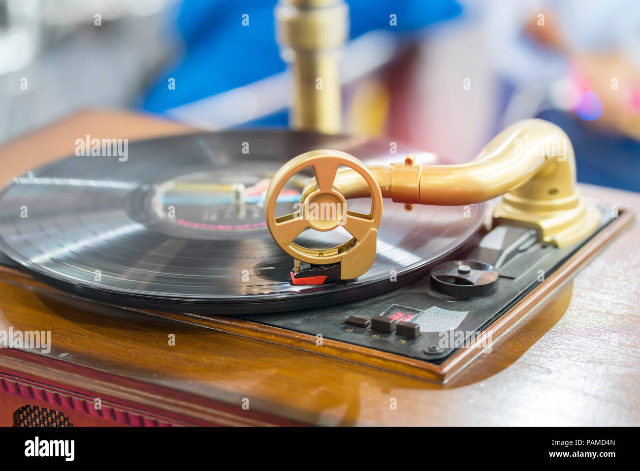 Il vecchio record di vinile player grammofono ago sul record closeup Foto Stock