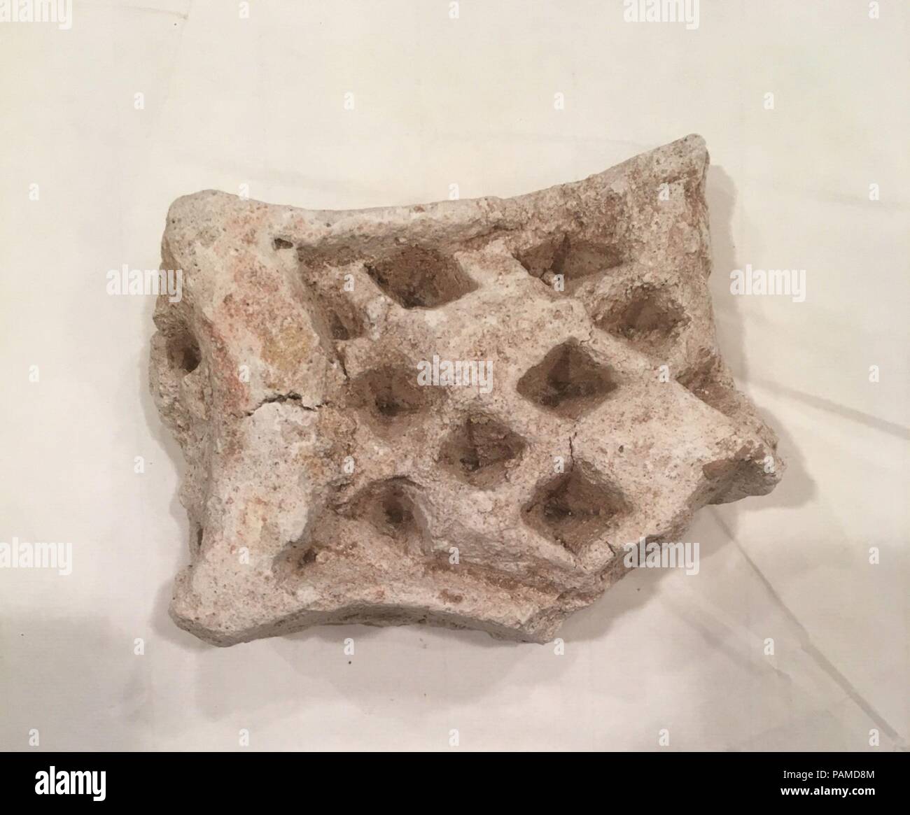 Frammento. Dimensioni: L 11 cm x W 7 x H 4. Data: probabilmente 8al XII secolo. Museo: Metropolitan Museum of Art di New York, Stati Uniti d'America. Foto Stock