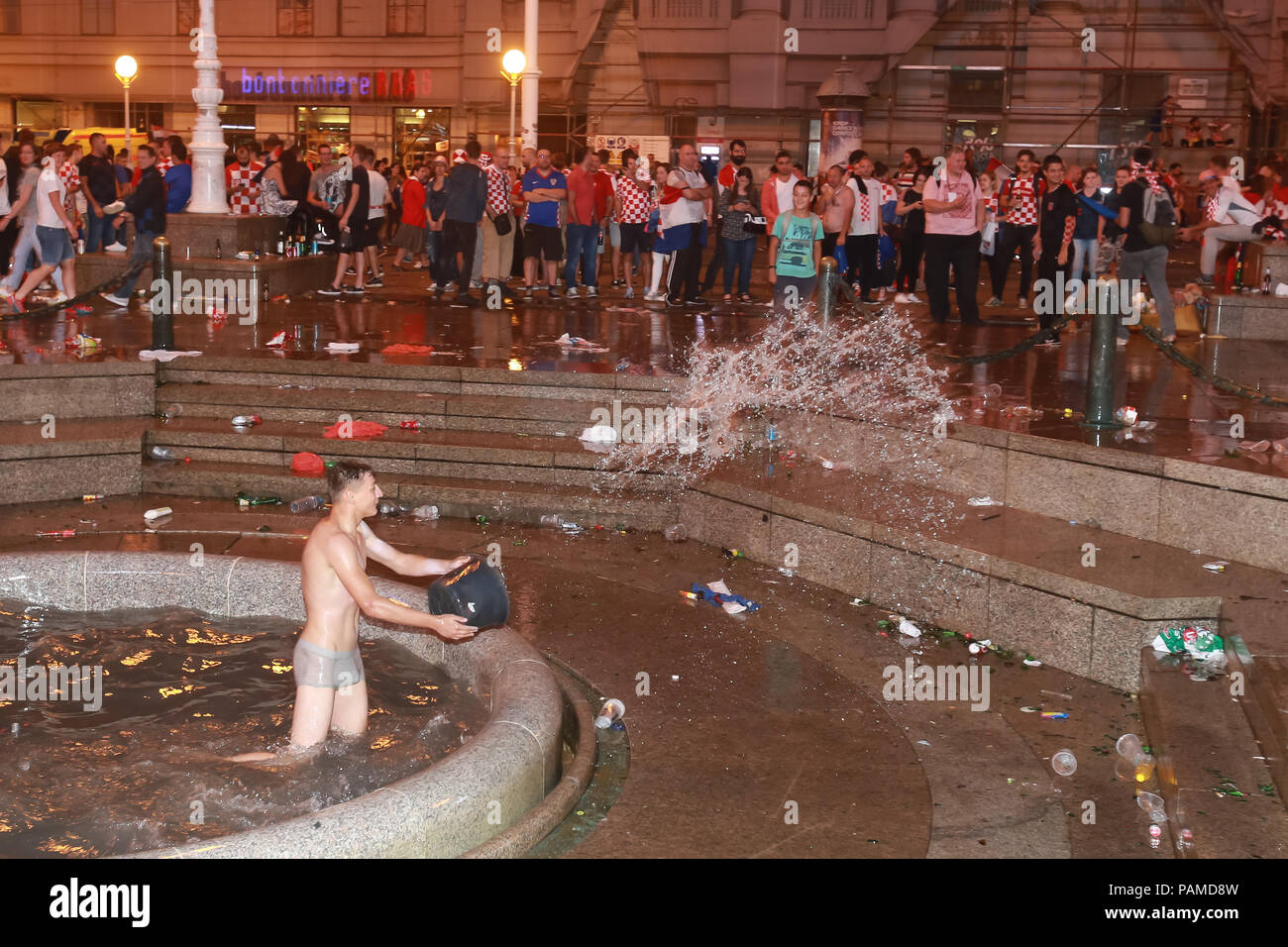 Zagabria, Croazia - 15 luglio 2018 : il croato gli appassionati di calcio di celebrare il secondo posto dopo aver perso dalla Francia 4-2 in finale per la Coppa del Mondo FIFA 2018 Foto Stock